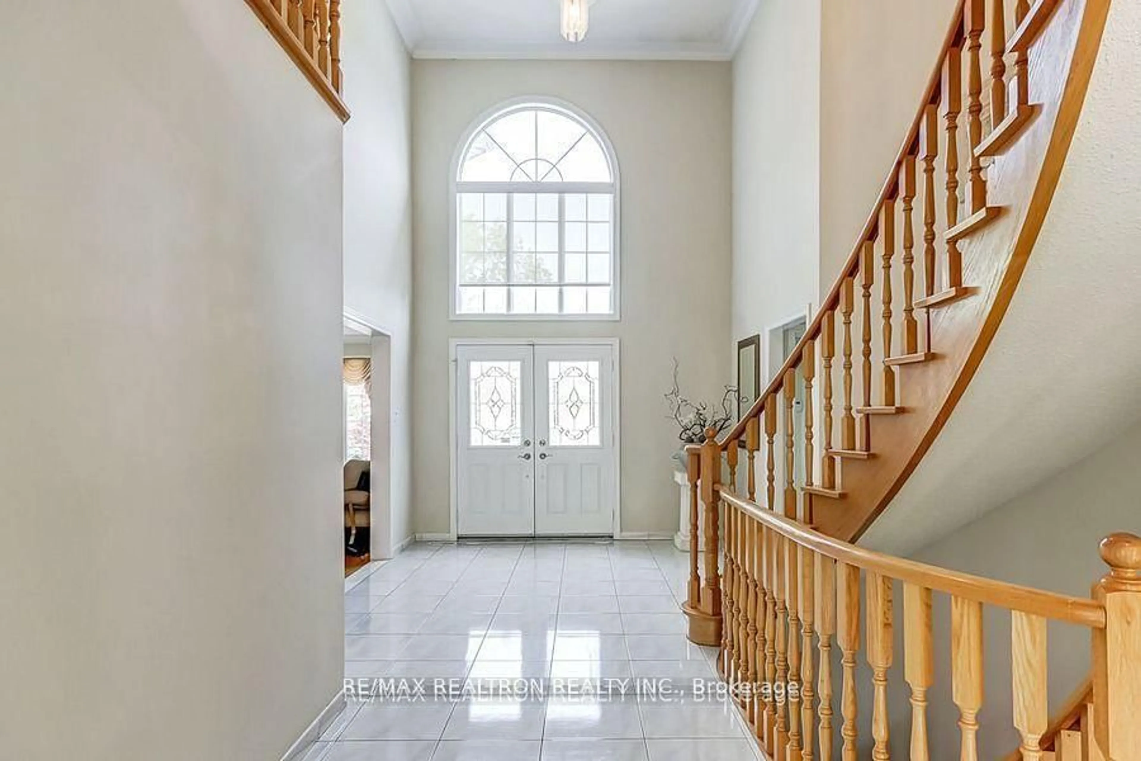 Indoor foyer for 23 White Ave, Toronto Ontario M1C 1P1