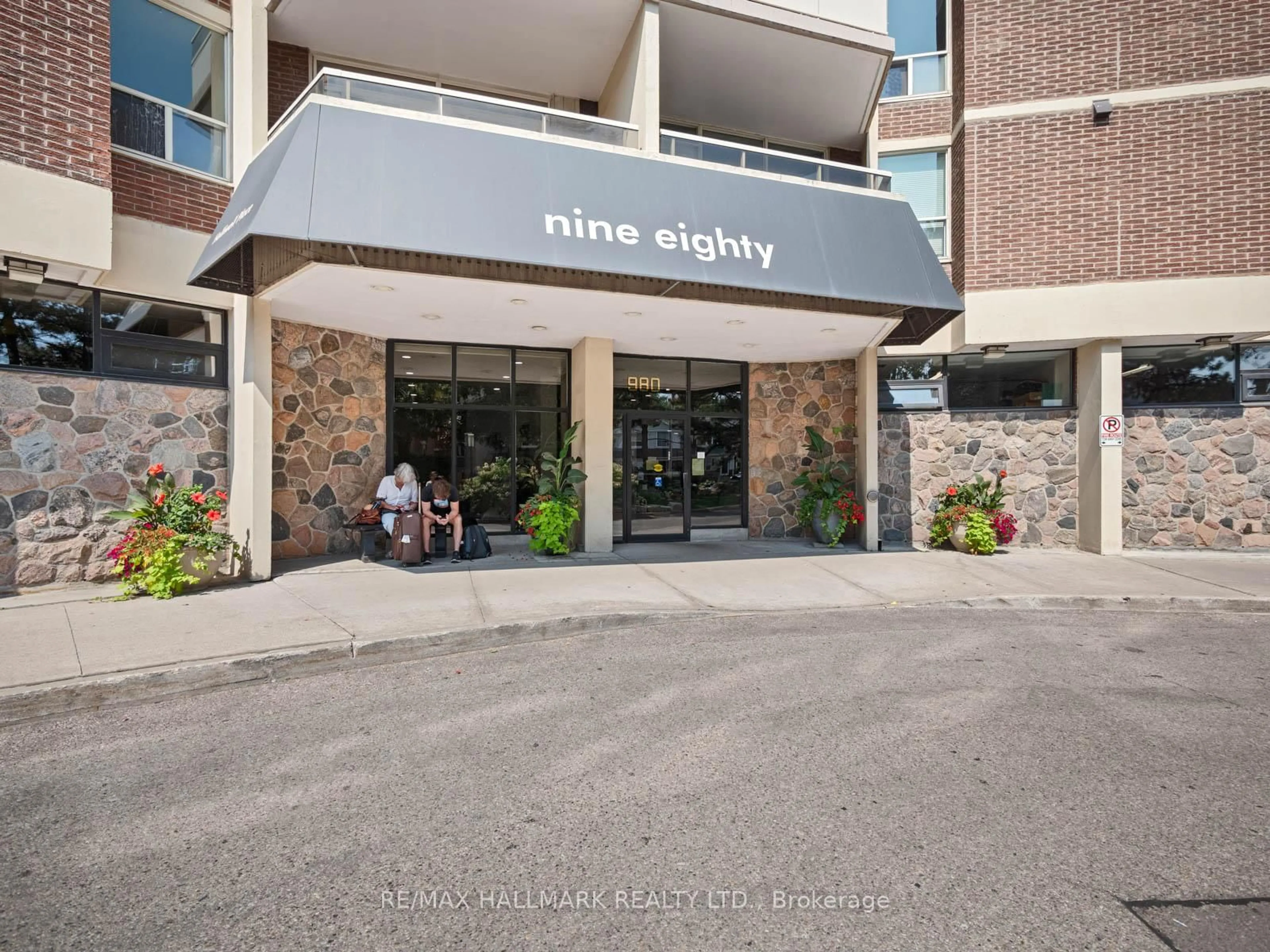 Indoor entryway for 980 Broadview Ave #2404, Toronto Ontario M4K 3Y1
