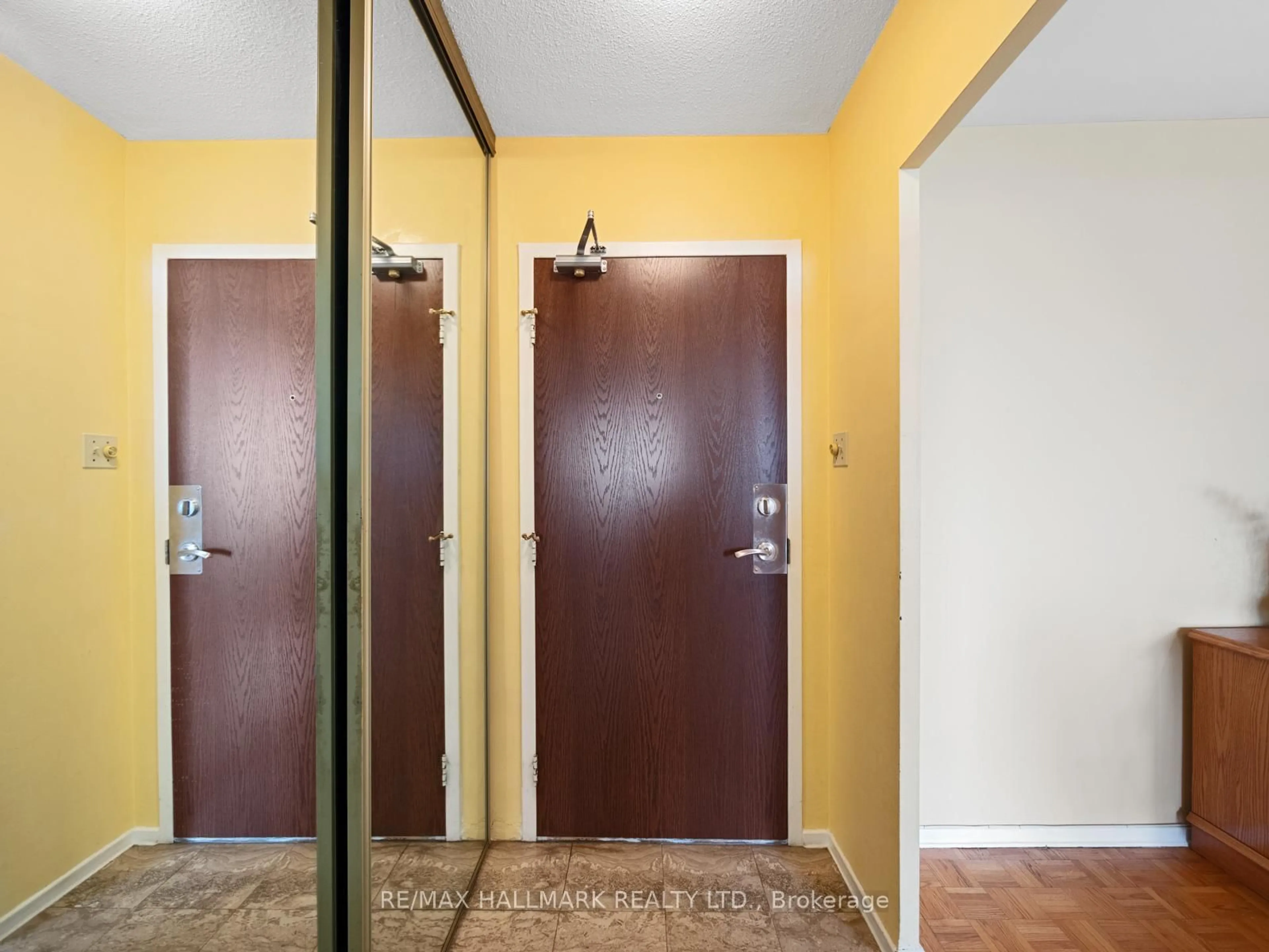 Indoor entryway for 980 Broadview Ave #2404, Toronto Ontario M4K 3Y1