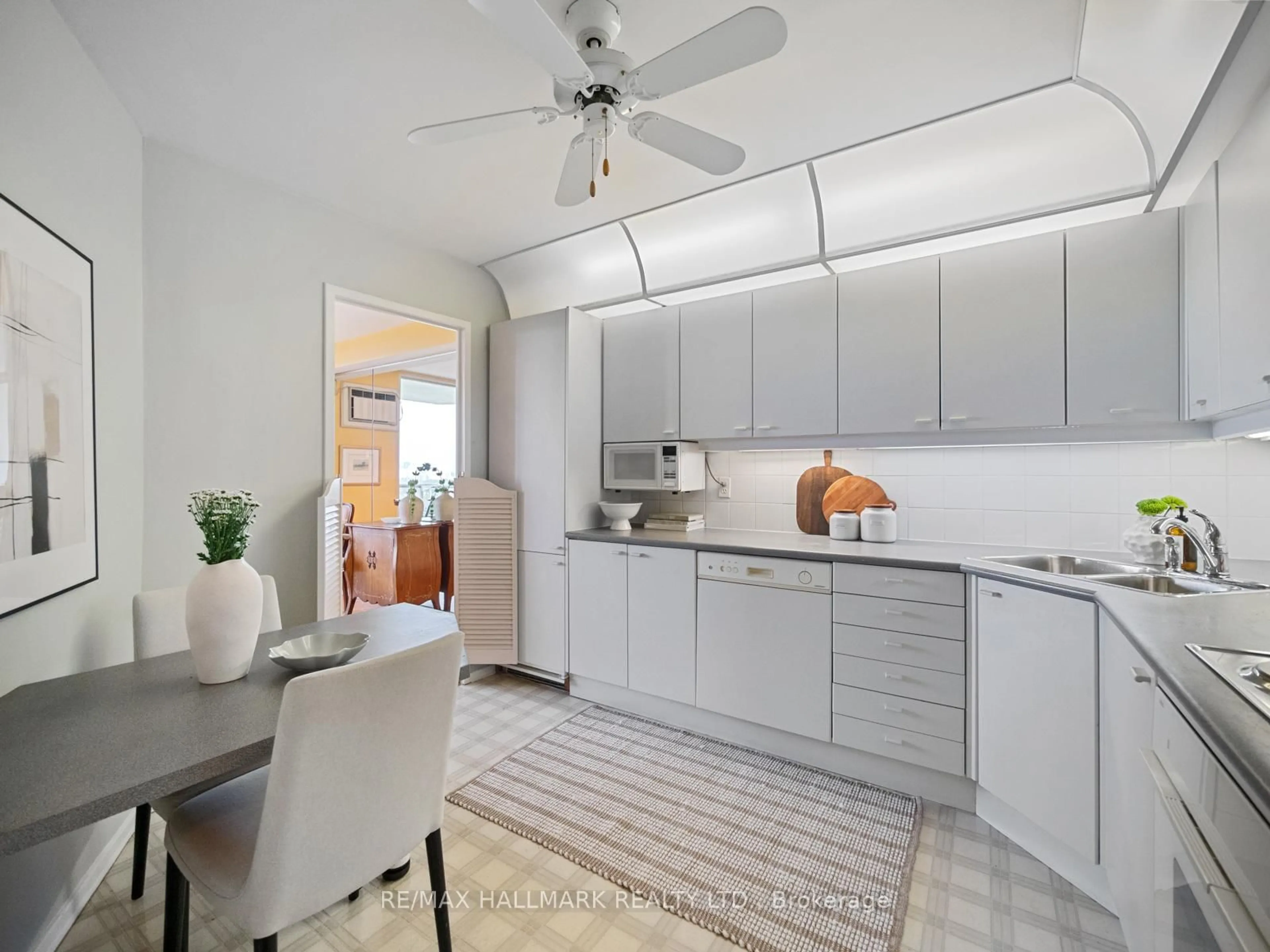 Open concept kitchen, ceramic/tile floor for 980 Broadview Ave #2404, Toronto Ontario M4K 3Y1