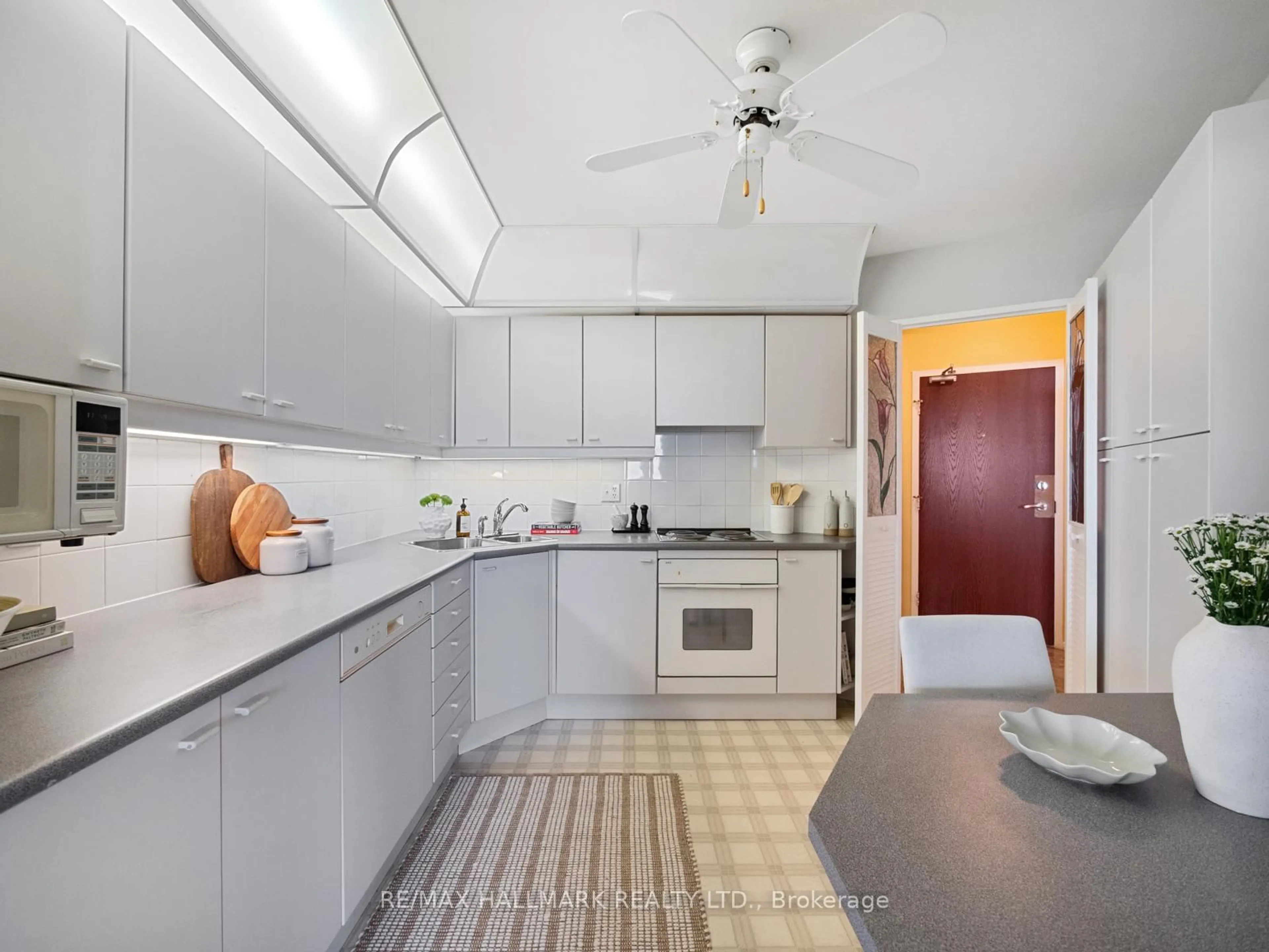 Standard kitchen, unknown for 980 Broadview Ave #2404, Toronto Ontario M4K 3Y1