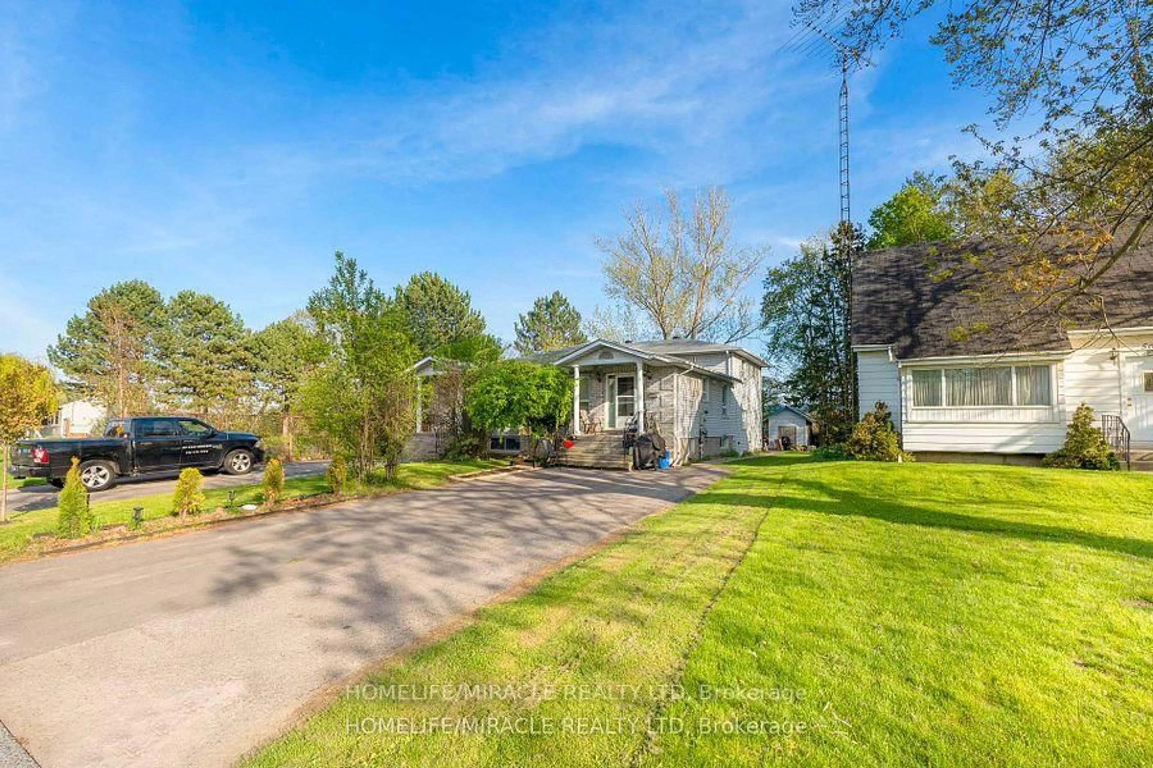 A pic from outside/outdoor area/front of a property/back of a property/a pic from drone, street for 569 Veterans Rd, Oshawa Ontario L1H 3N6