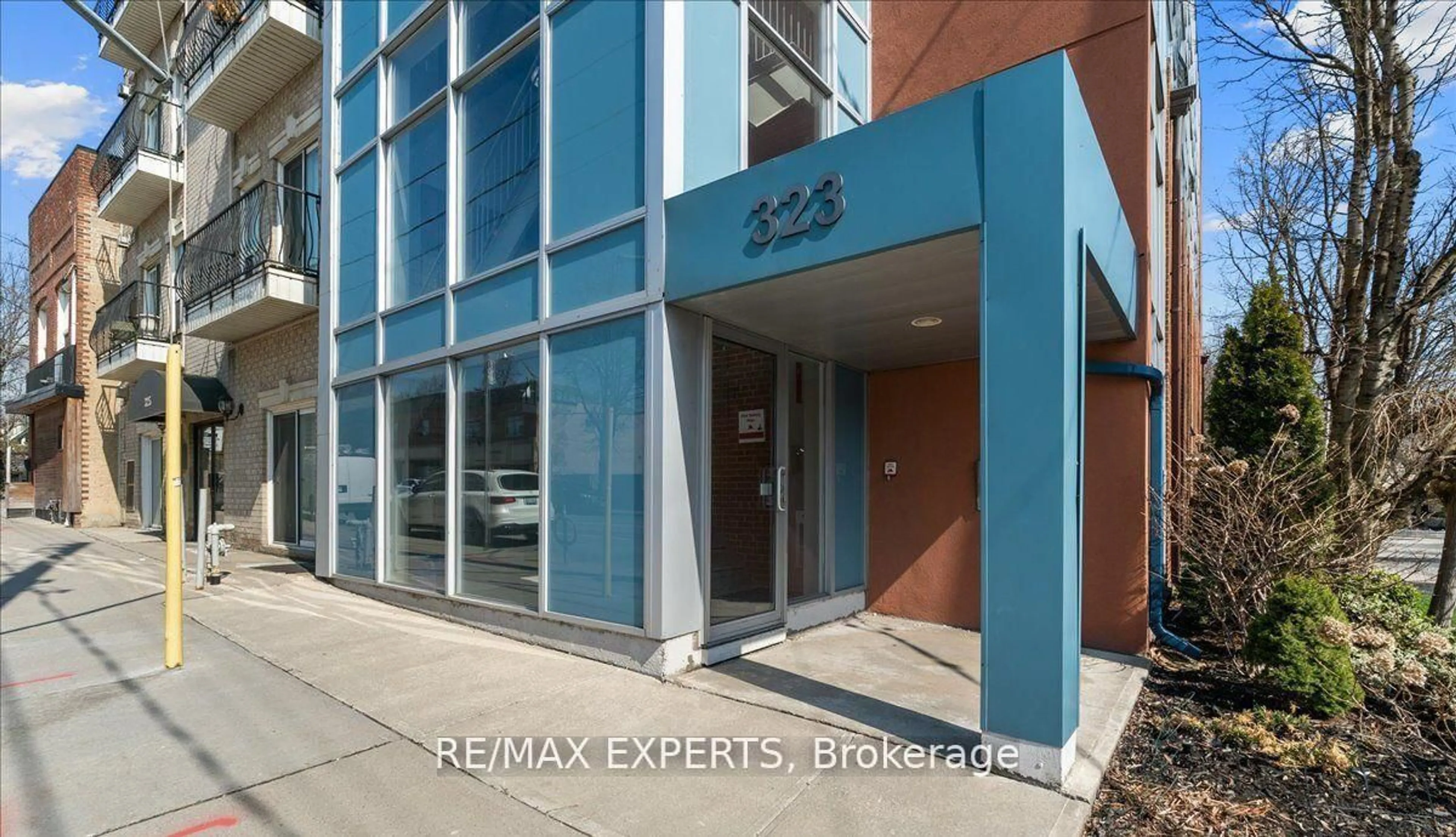 Indoor foyer for 323 Kingston Rd #101, Toronto Ontario M4L 1T8