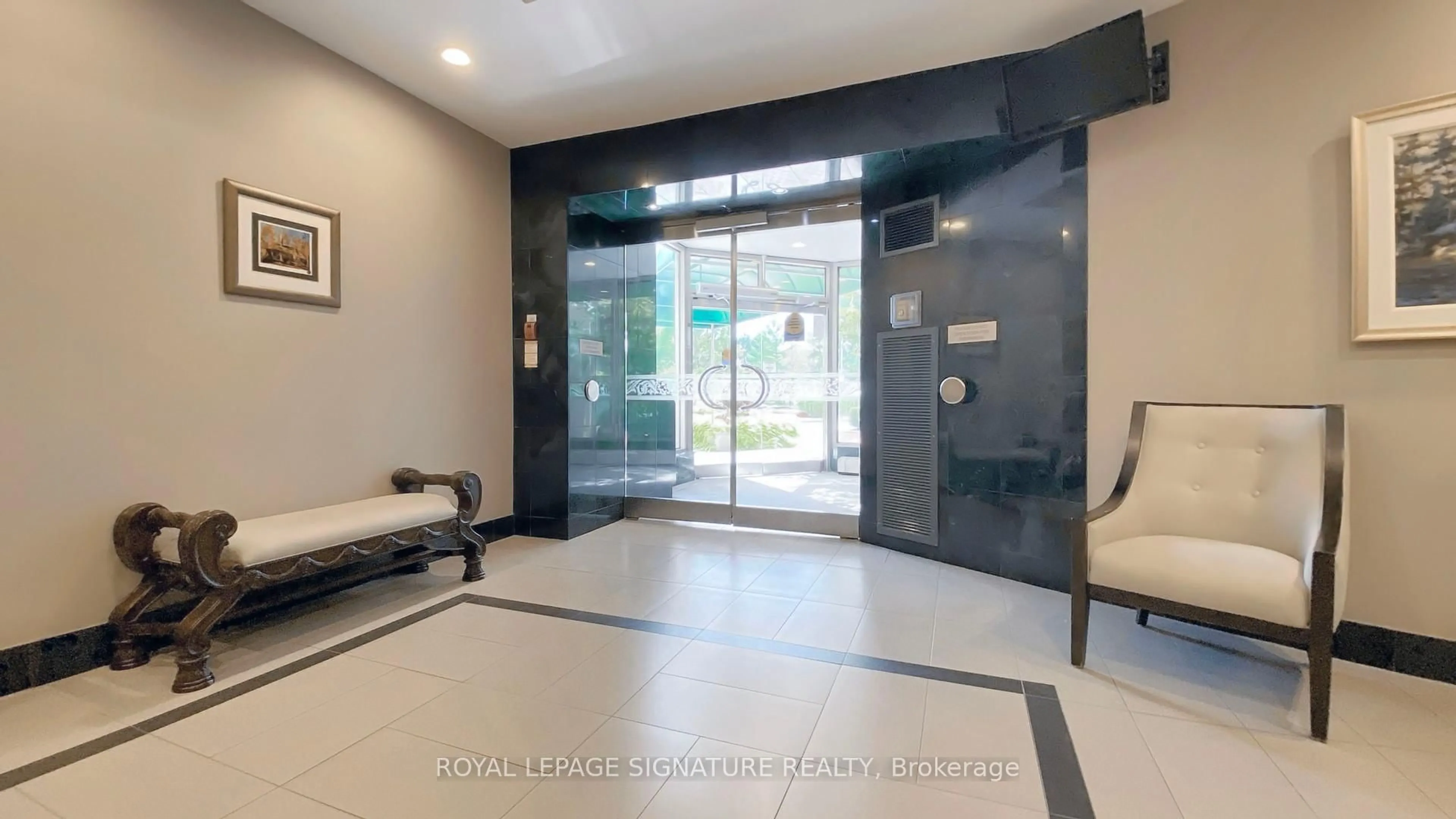 Indoor foyer for 175 Bamburgh Circ #1418, Toronto Ontario M1W 3X8