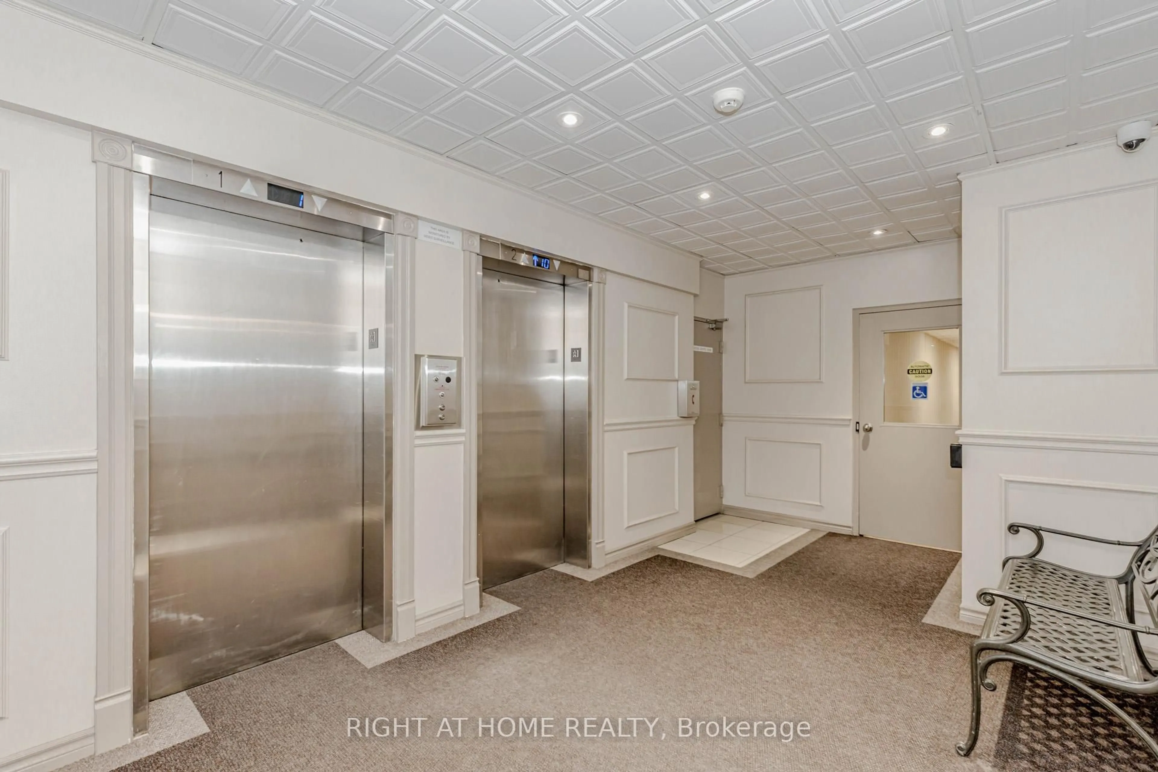 Indoor foyer for 3311 Kingston Rd #707, Toronto Ontario M1M 1R1