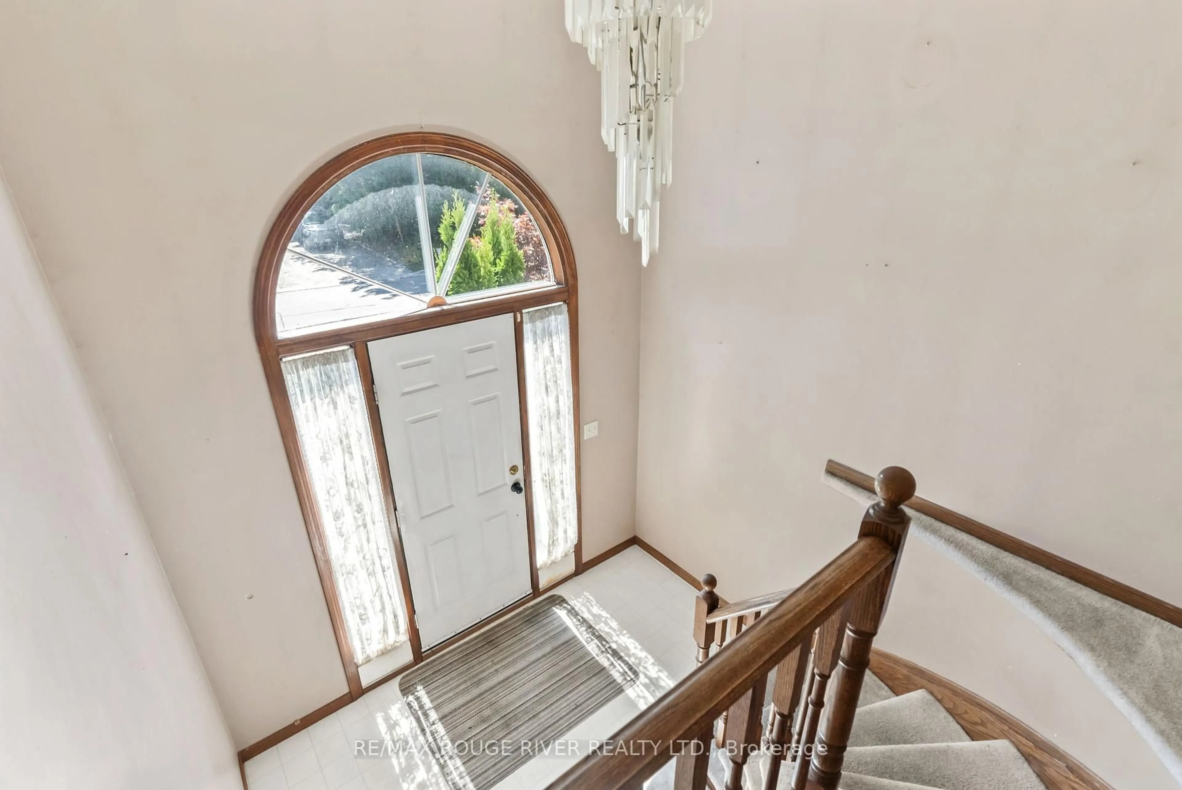 Indoor foyer for 16 Borland Crt, Clarington Ontario L1C 4T6
