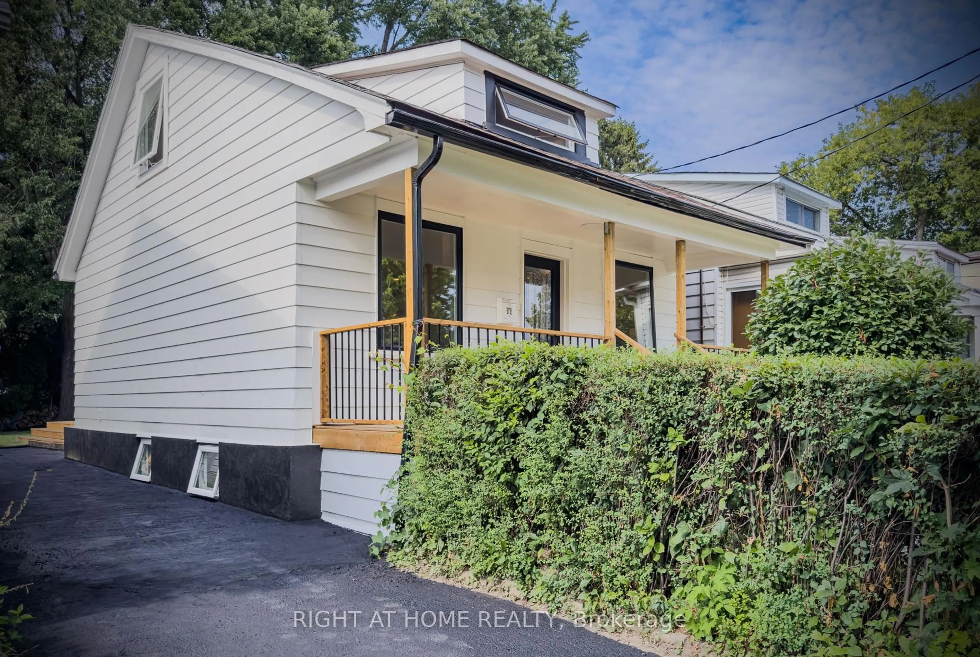Home with vinyl exterior material, street for 32 Brenton St, Toronto Ontario M4B 1C9