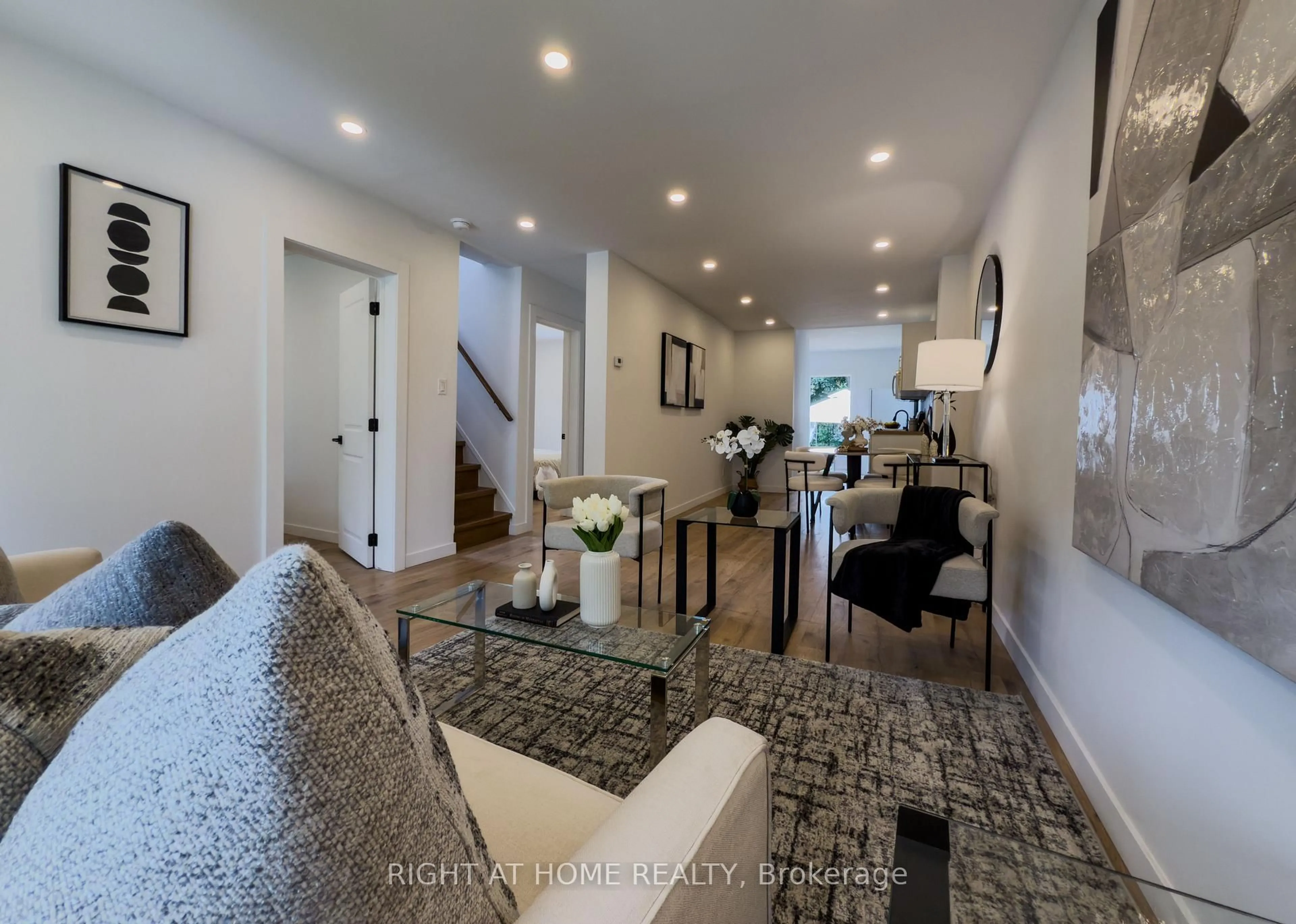 Unknown for 32 Brenton St, Toronto Ontario M4B 1C9