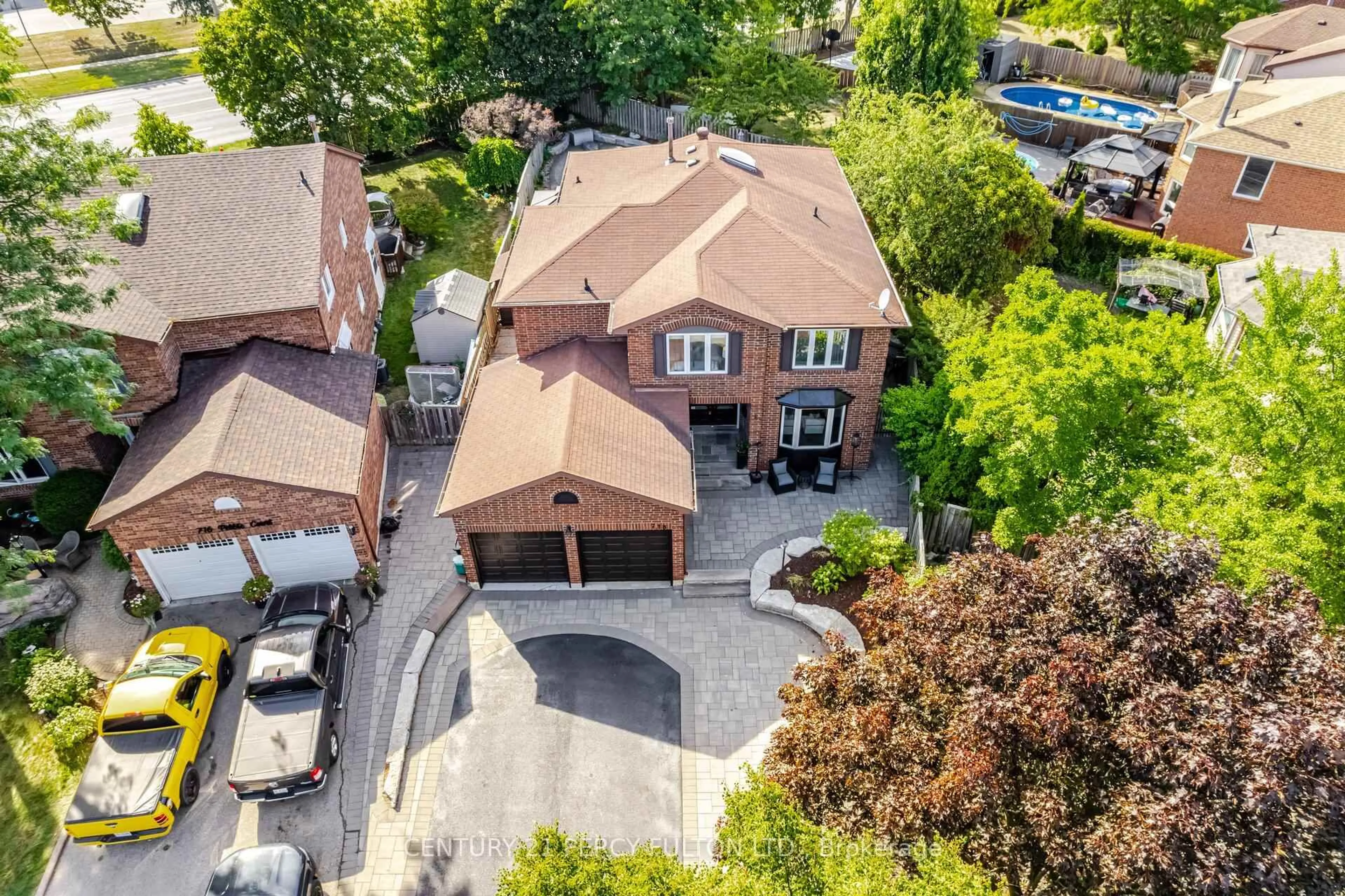 A pic from outside/outdoor area/front of a property/back of a property/a pic from drone, street for 718 Pebble Crt, Pickering Ontario L1V 3Z4