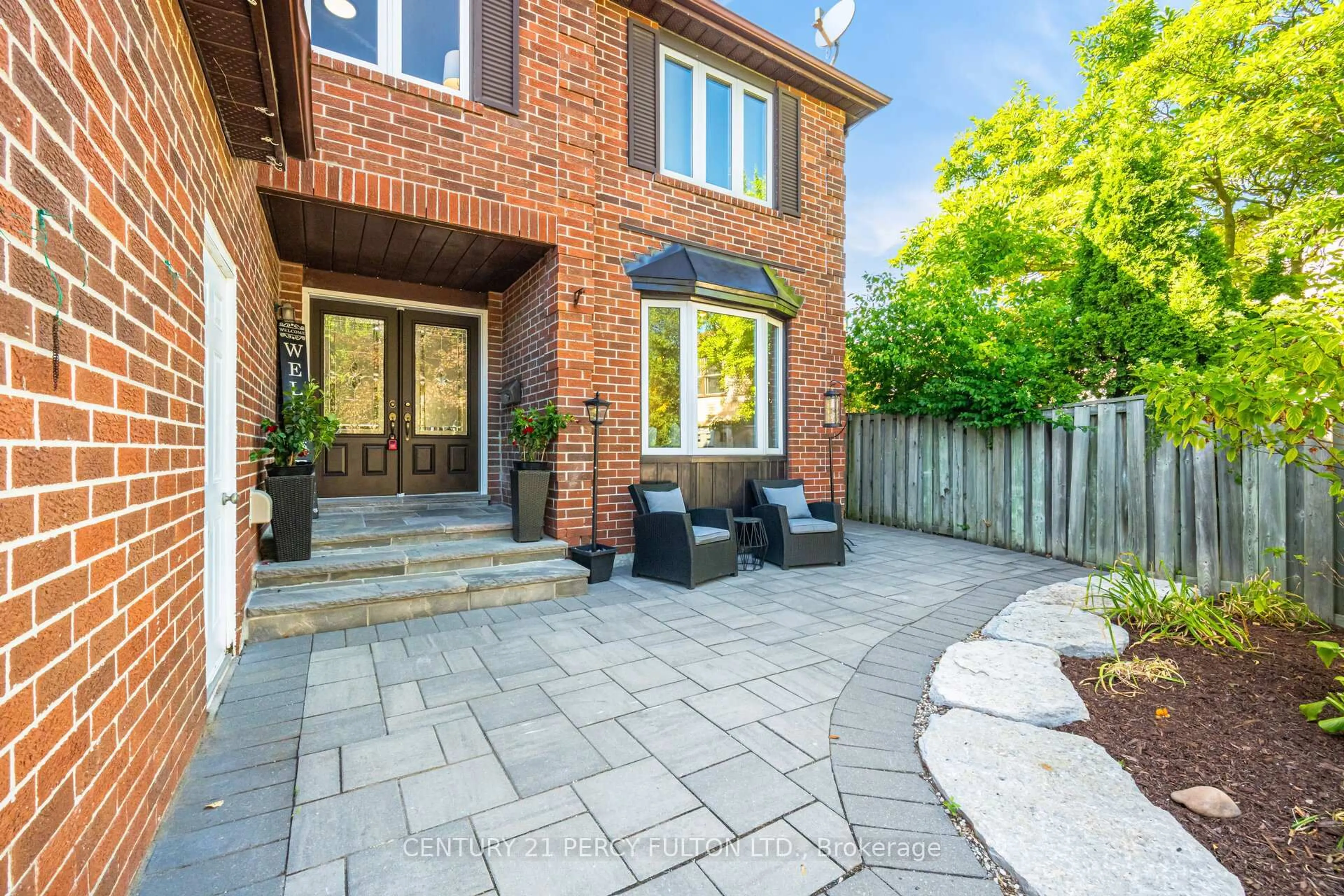 Patio, street for 718 Pebble Crt, Pickering Ontario L1V 3Z4