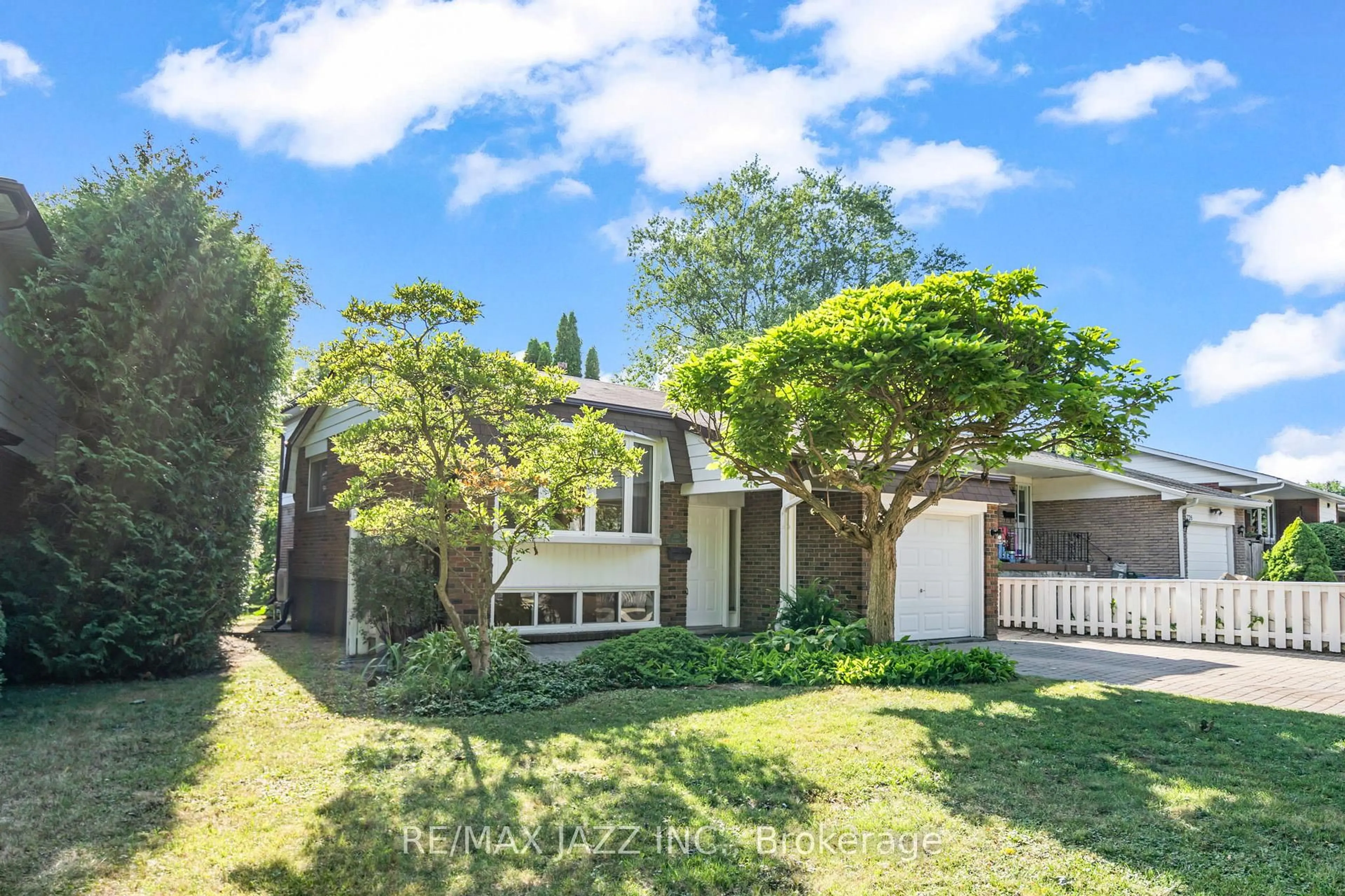 A pic from outside/outdoor area/front of a property/back of a property/a pic from drone, street for 230 Lorindale Dr, Oshawa Ontario L1H 6X4