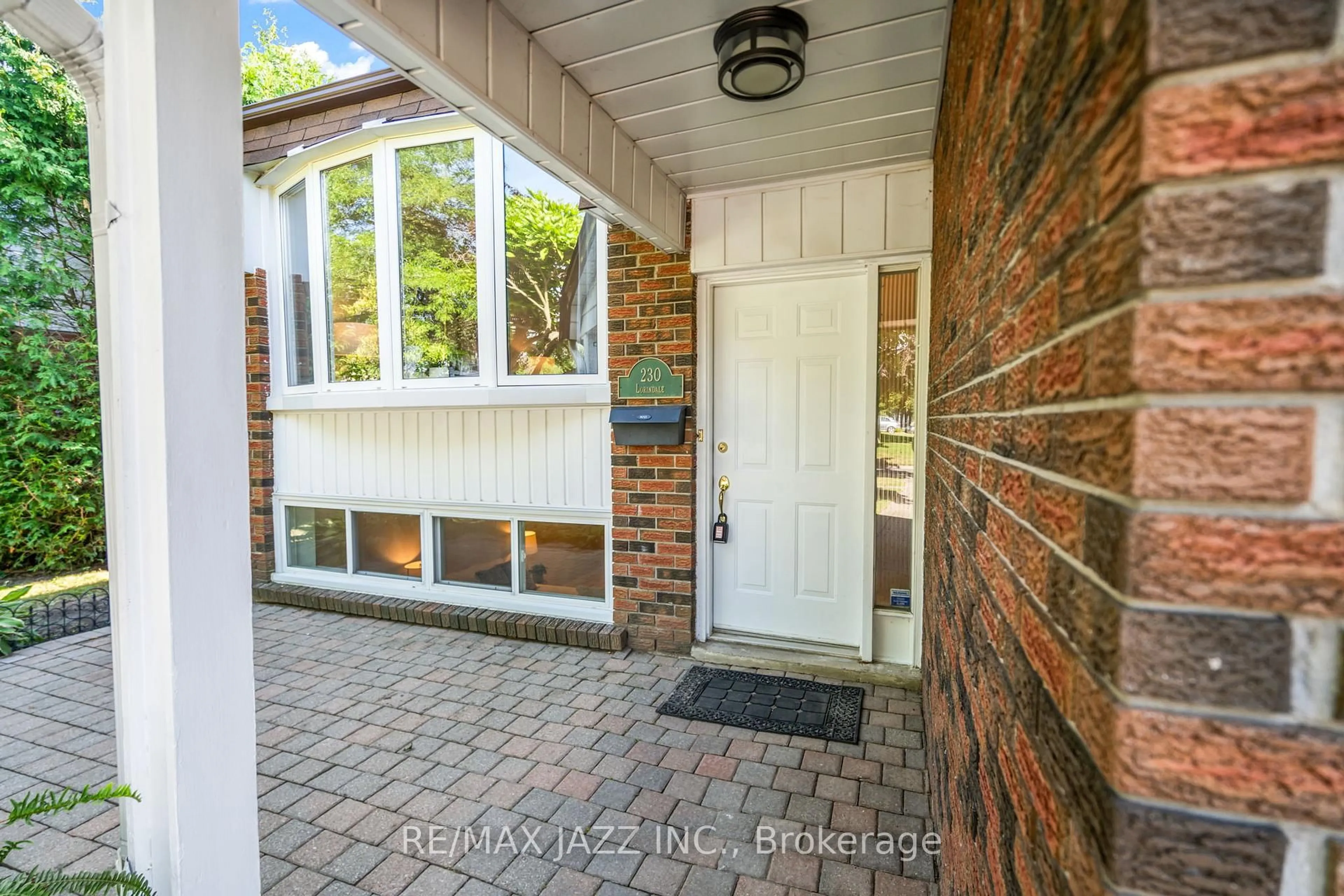 Indoor entryway for 230 Lorindale Dr, Oshawa Ontario L1H 6X4
