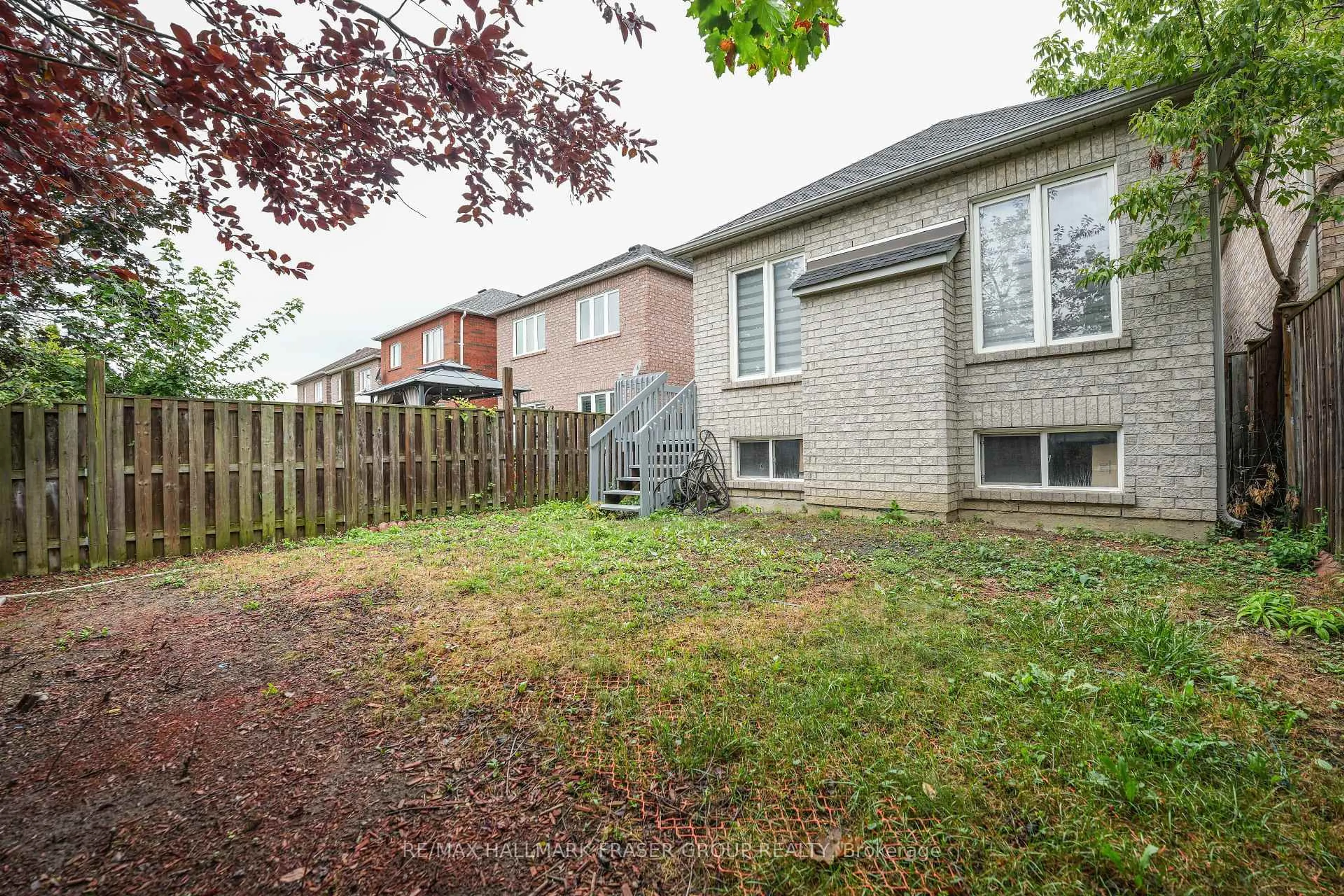 Patio, street for 9 Tracey Crt, Whitby Ontario L1R 3R3