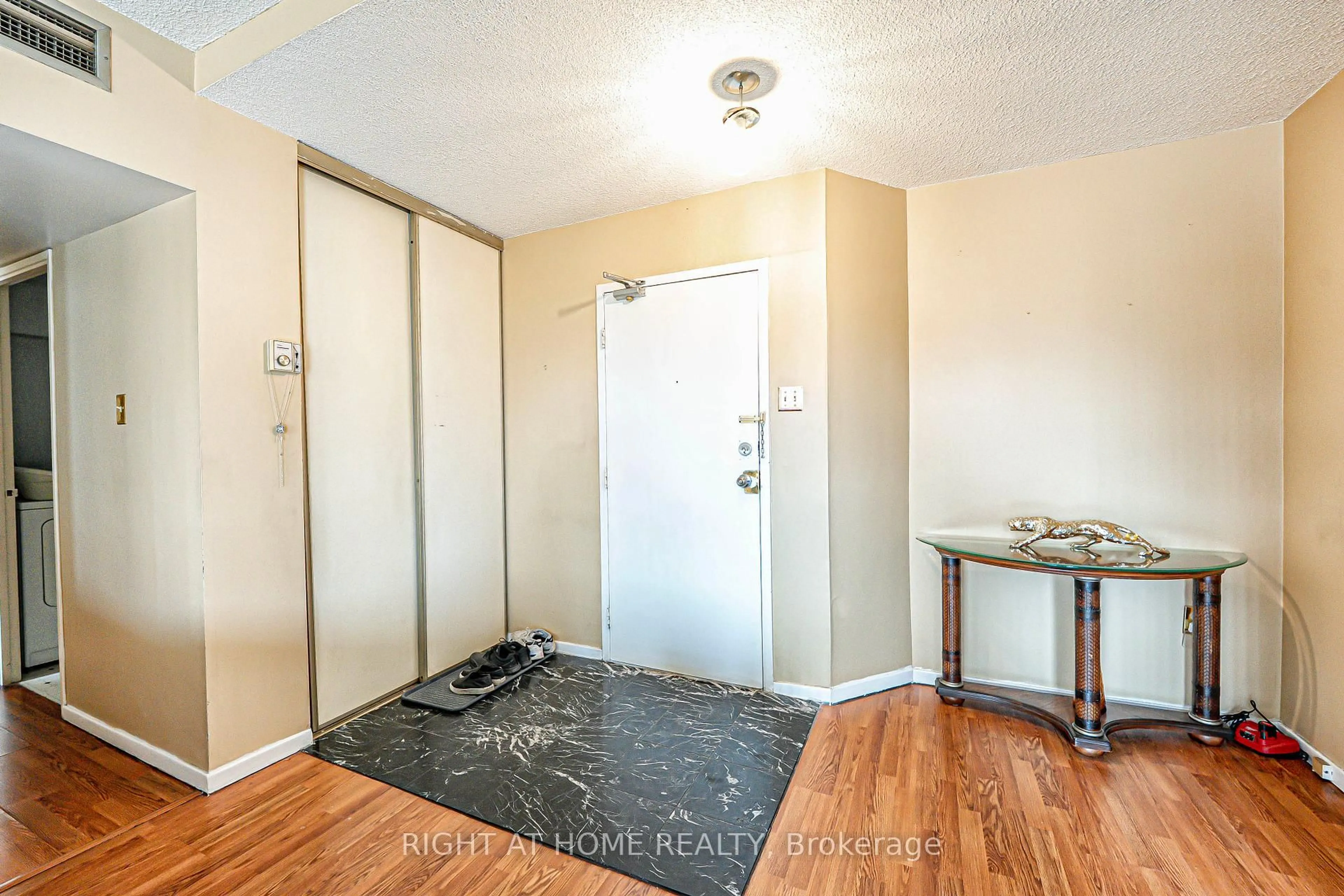 Indoor entryway for 1705 Mccowan Rd #408, Toronto Ontario M1S 4L2