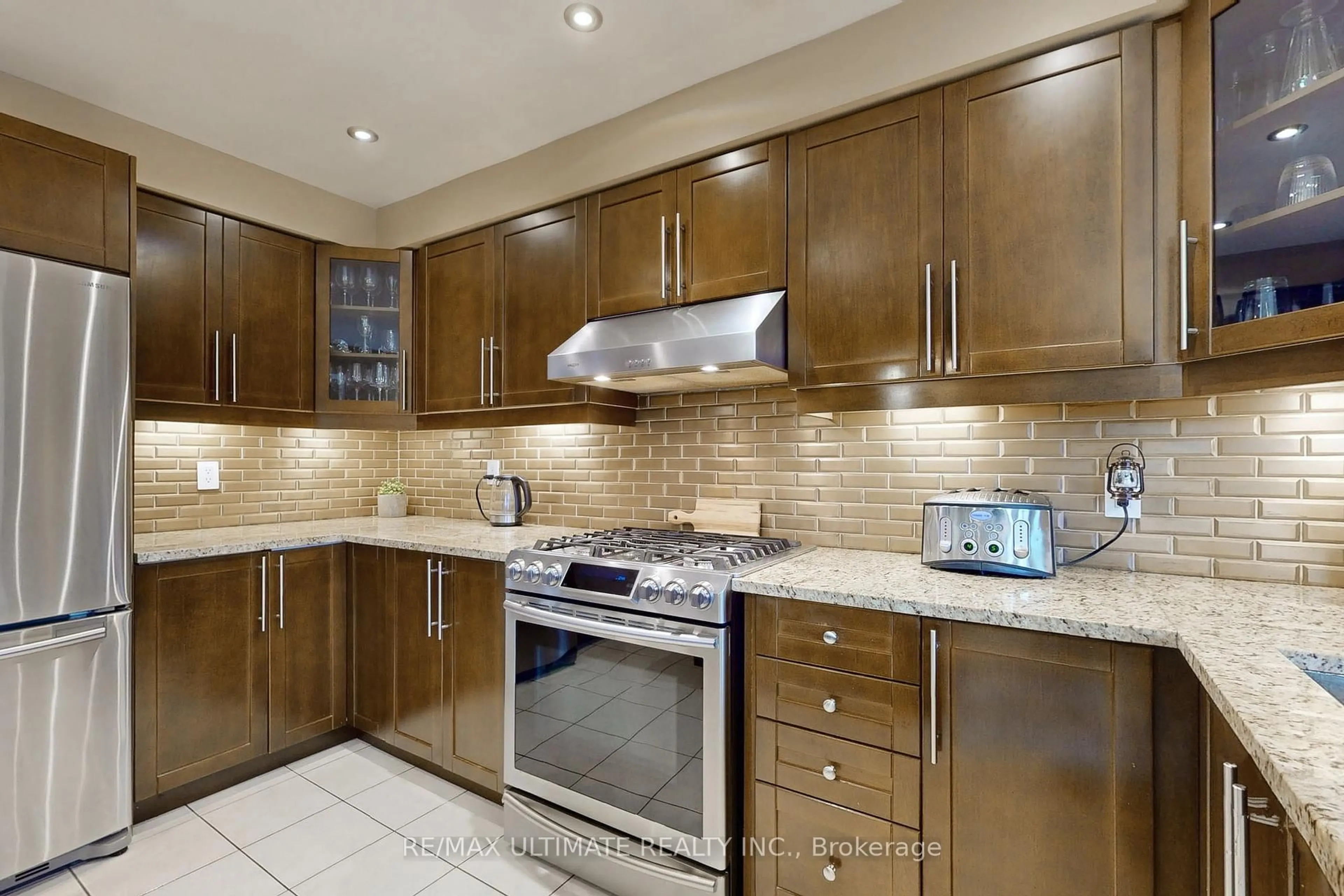 Standard kitchen, ceramic/tile floor for 25 WINTERBERRY Dr, Whitby Ontario L1R 1Z2