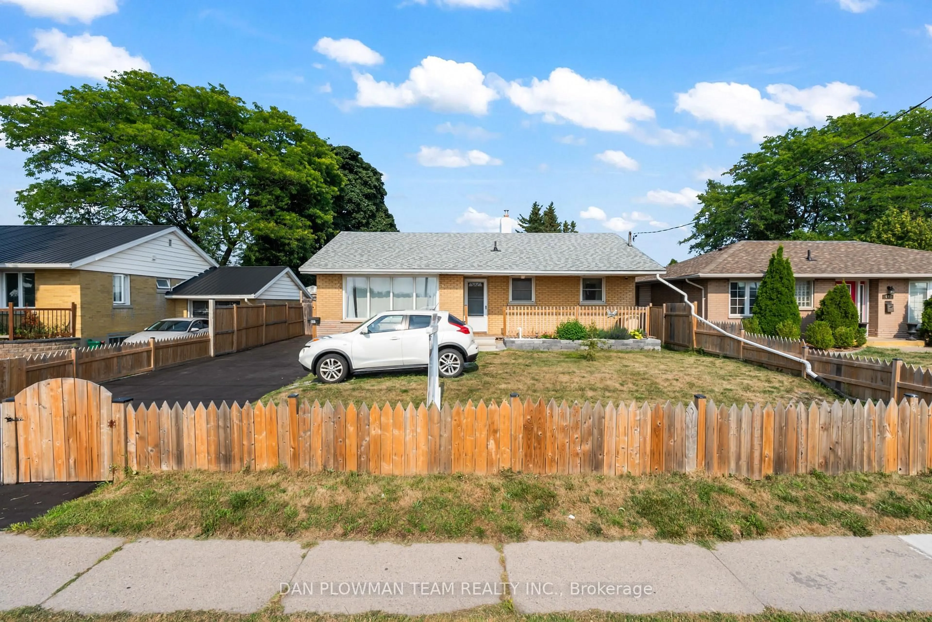 A pic from outside/outdoor area/front of a property/back of a property/a pic from drone, street for 641 Stevenson Rd, Oshawa Ontario L1J 5P2