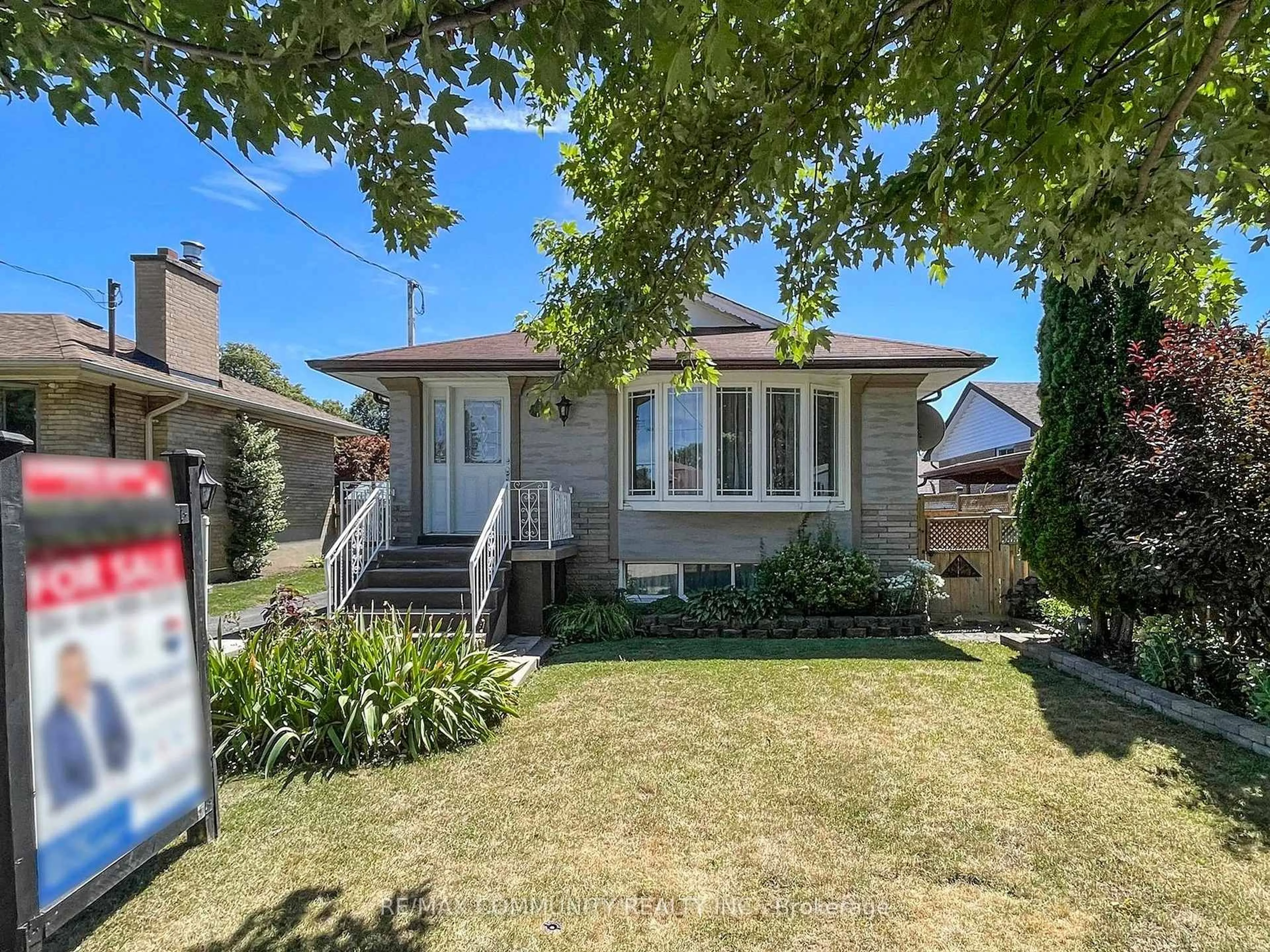 A pic from outside/outdoor area/front of a property/back of a property/a pic from drone, street for 119 Rochman Blvd, Toronto Ontario M1H 1S1