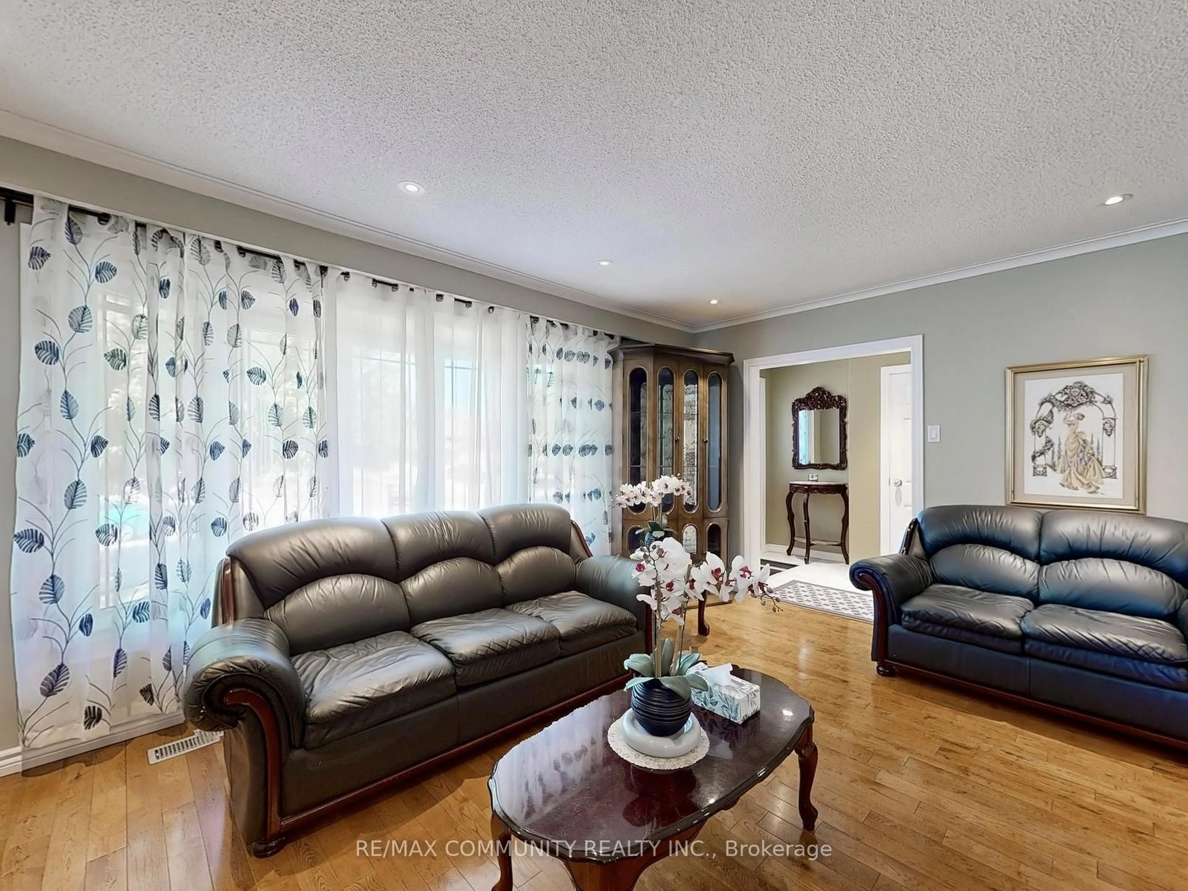 Living room with furniture, wood/laminate floor for 119 Rochman Blvd, Toronto Ontario M1H 1S1