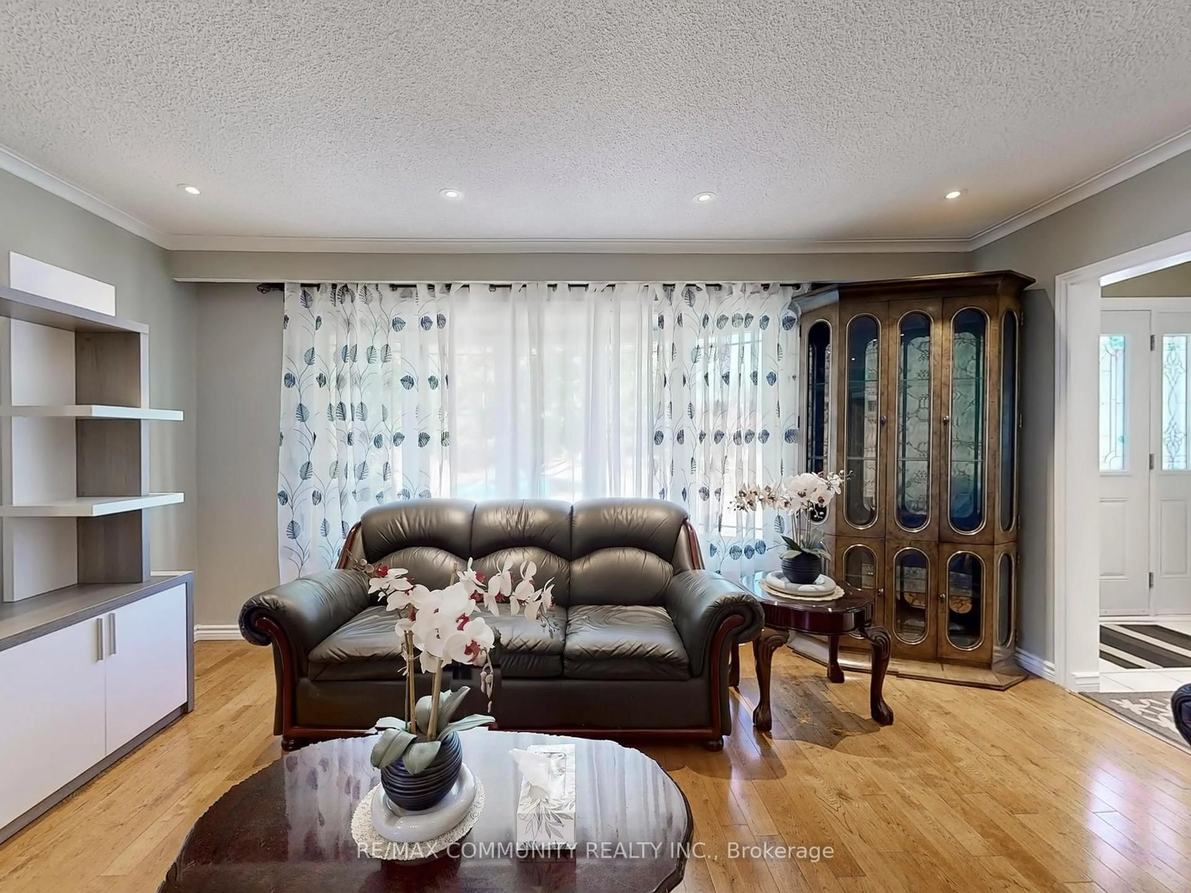 Living room with furniture, wood/laminate floor for 119 Rochman Blvd, Toronto Ontario M1H 1S1