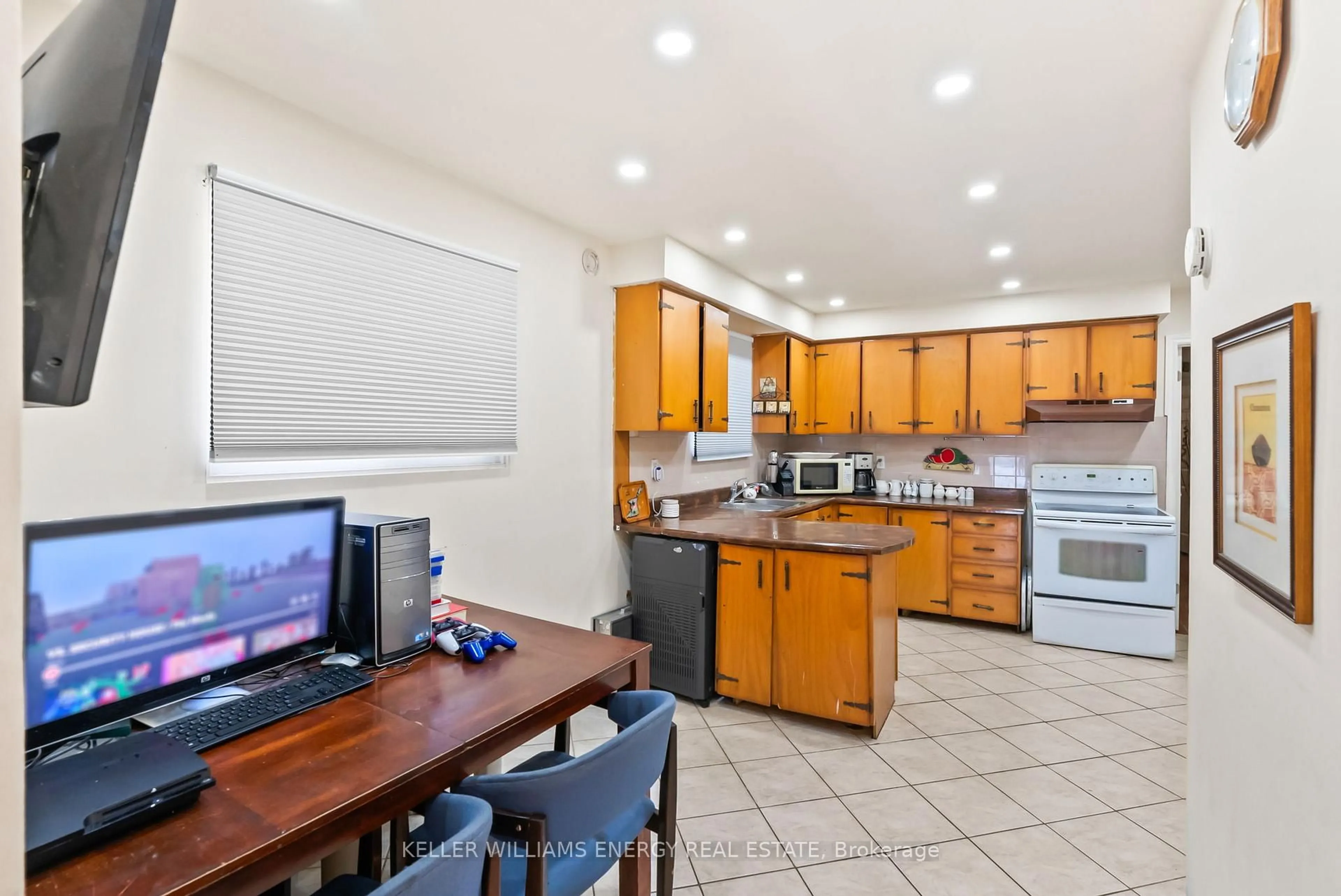 Standard kitchen, ceramic/tile floor for 110 Littleleaf Dr, Toronto Ontario M1B 1Z2