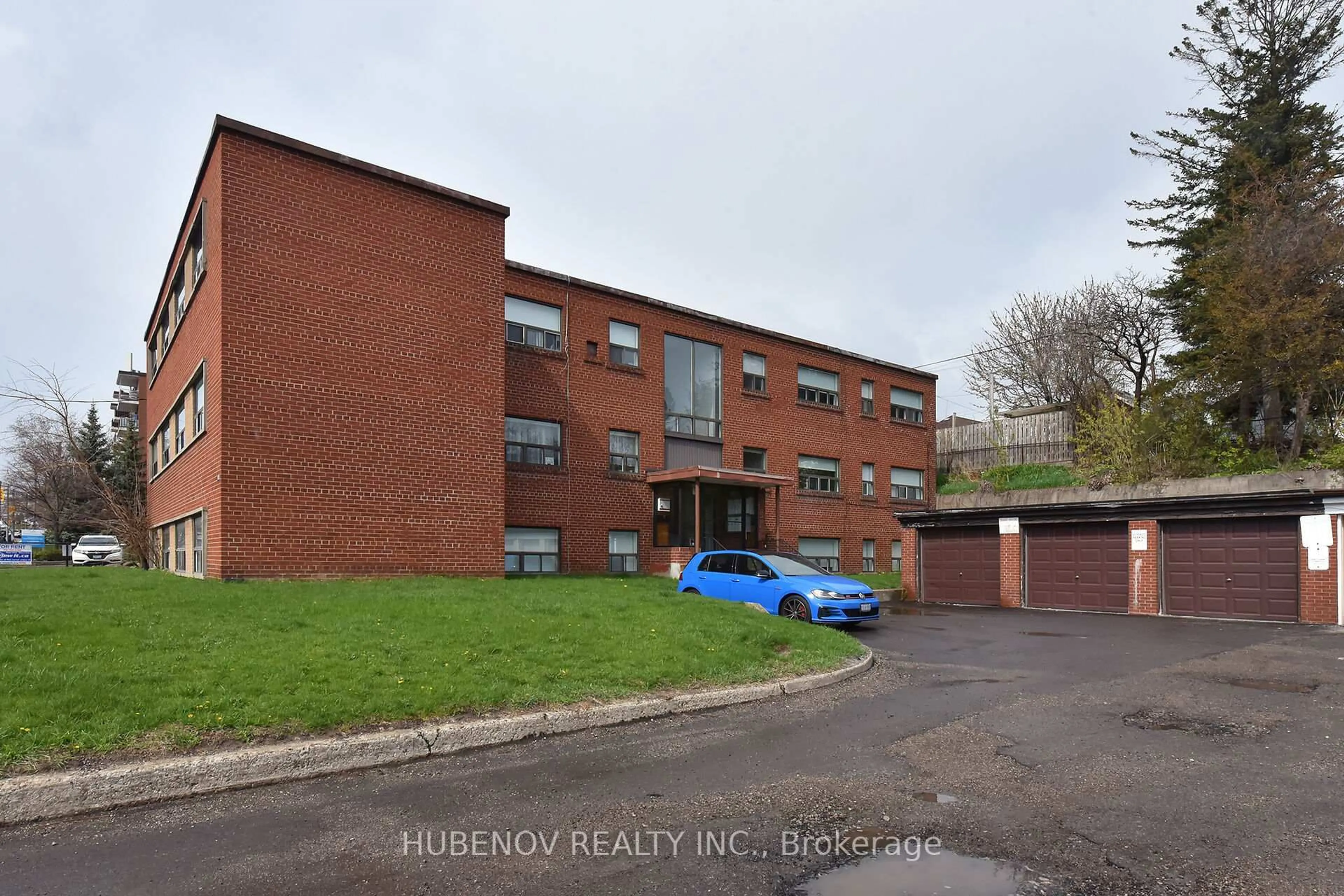 A pic from outside/outdoor area/front of a property/back of a property/a pic from drone, building for 1051 Victoria Pk Ave, Toronto Ontario M4B 2J7