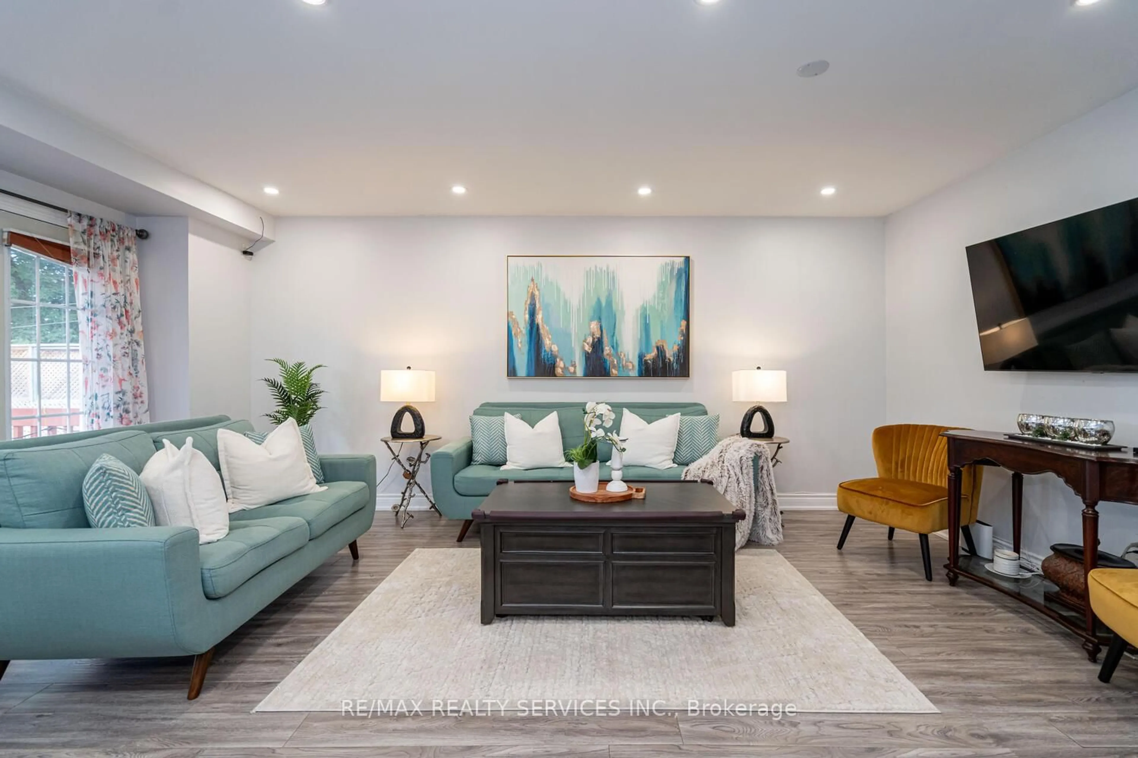 Living room with furniture, unknown for 1330 Brands Crt, Pickering Ontario L1V 2V4