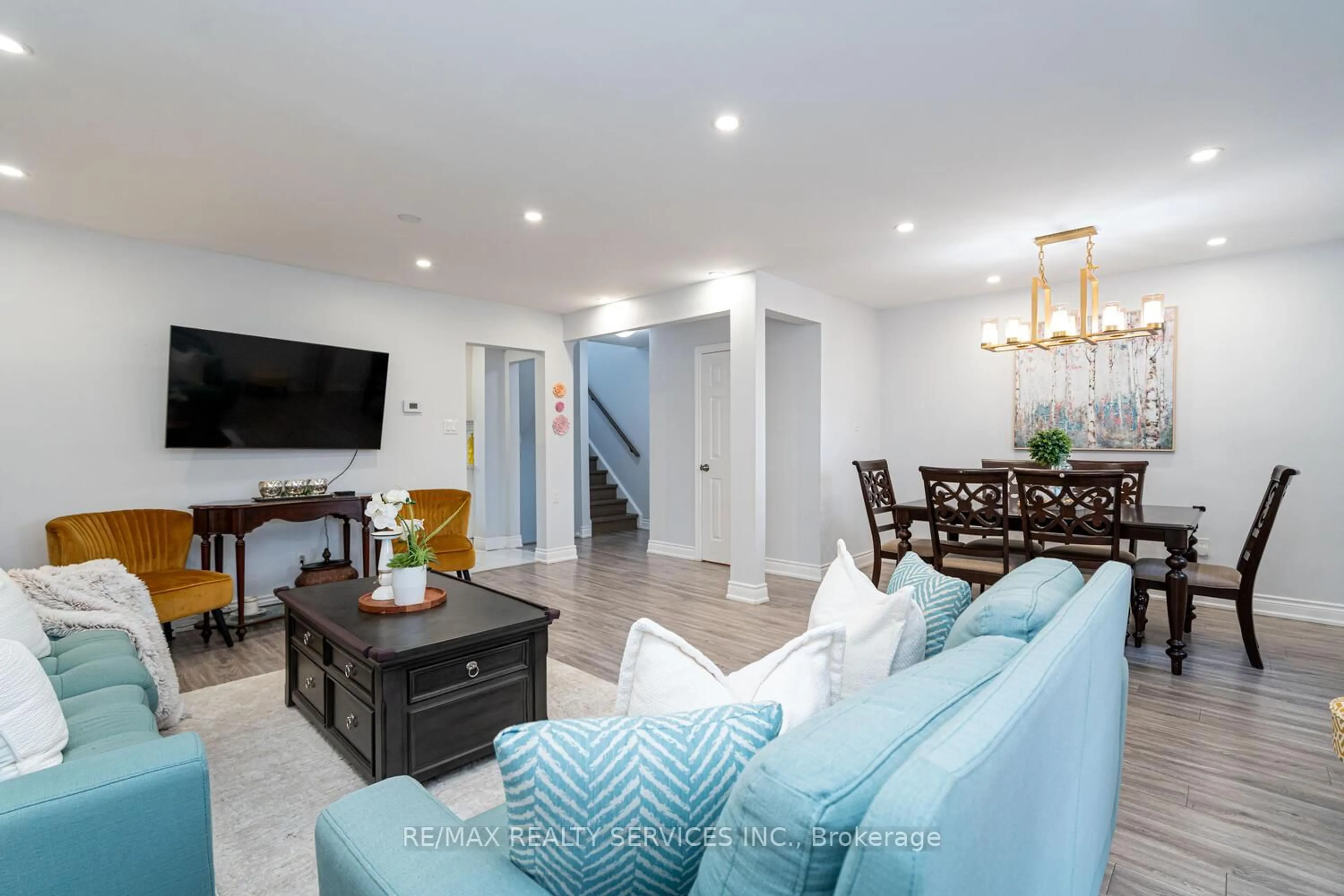 Living room with furniture, unknown for 1330 Brands Crt, Pickering Ontario L1V 2V4