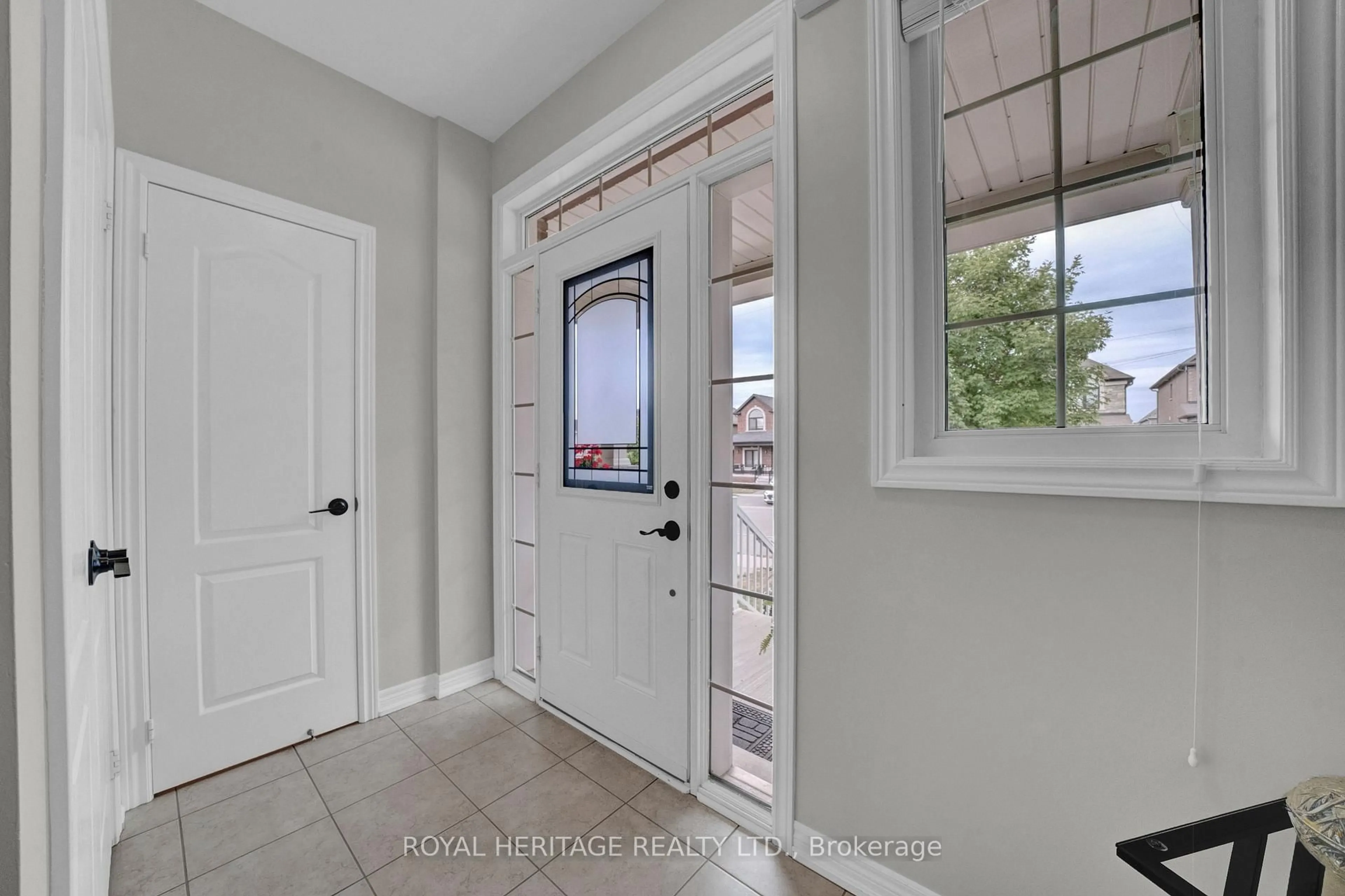 Indoor entryway for 2125 Rudell Rd, Clarington Ontario L1B 0C6
