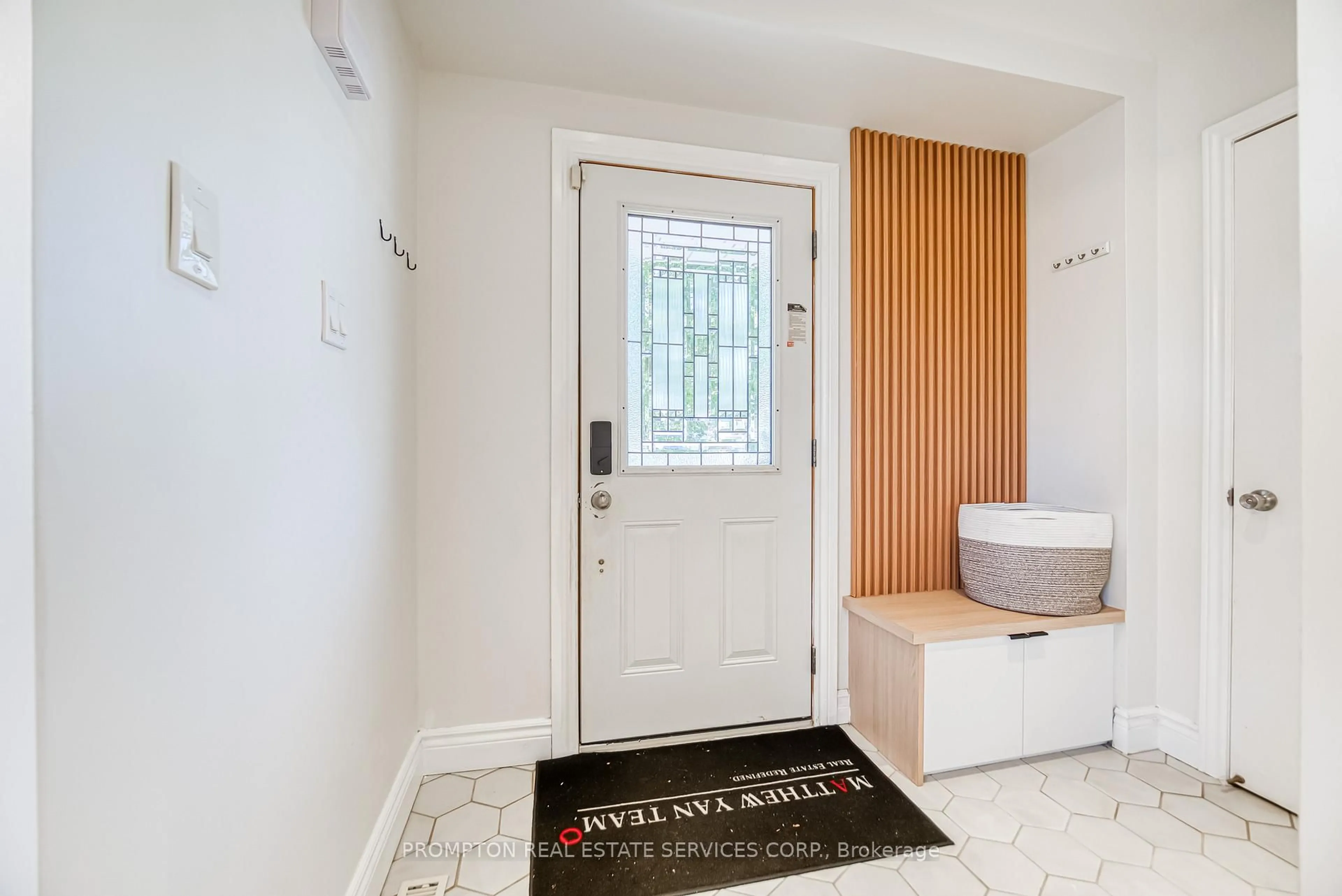 Indoor entryway for 13 Sylvia Crt, Clarington Ontario L1B 1J4