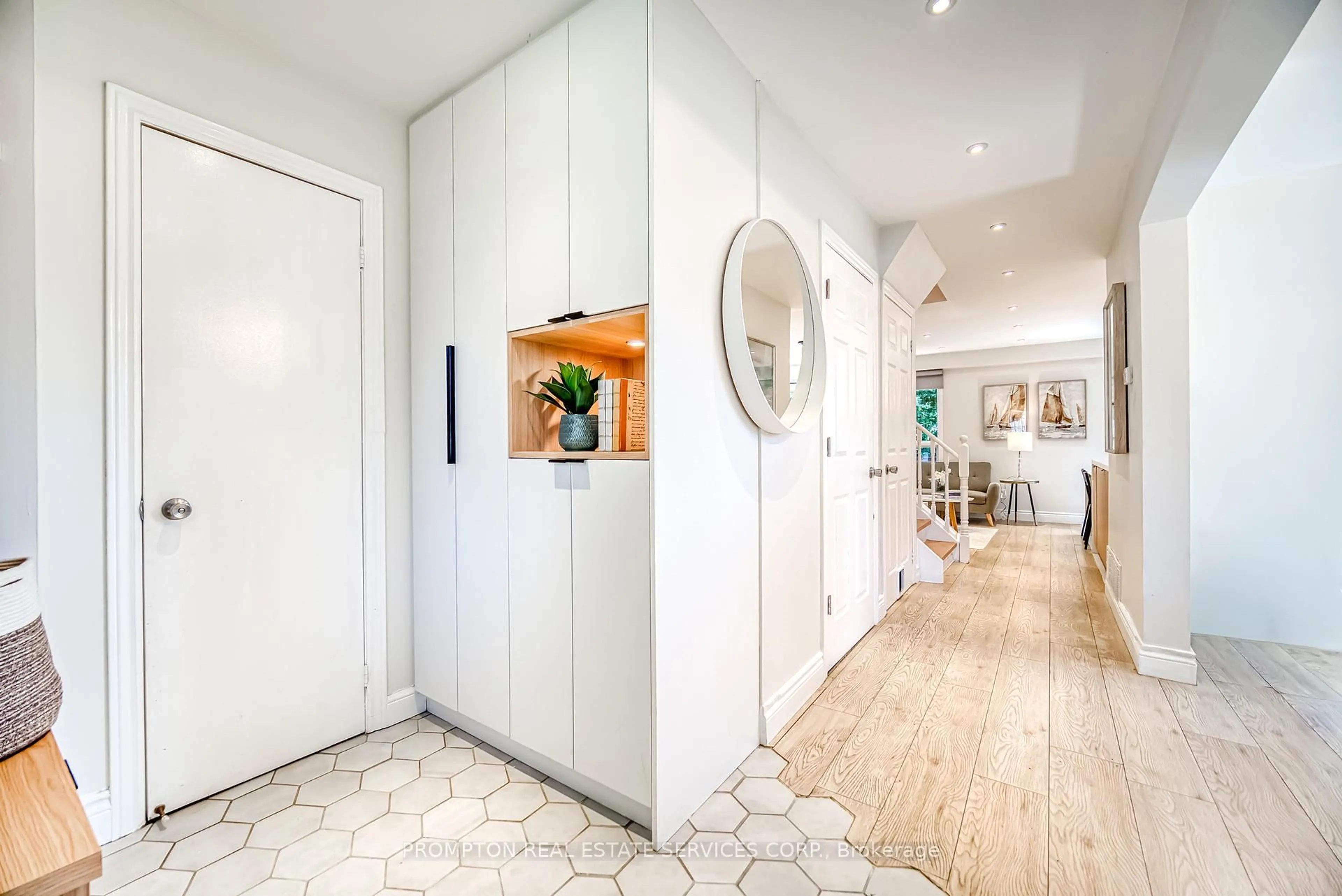 Indoor entryway for 13 Sylvia Crt, Clarington Ontario L1B 1J4
