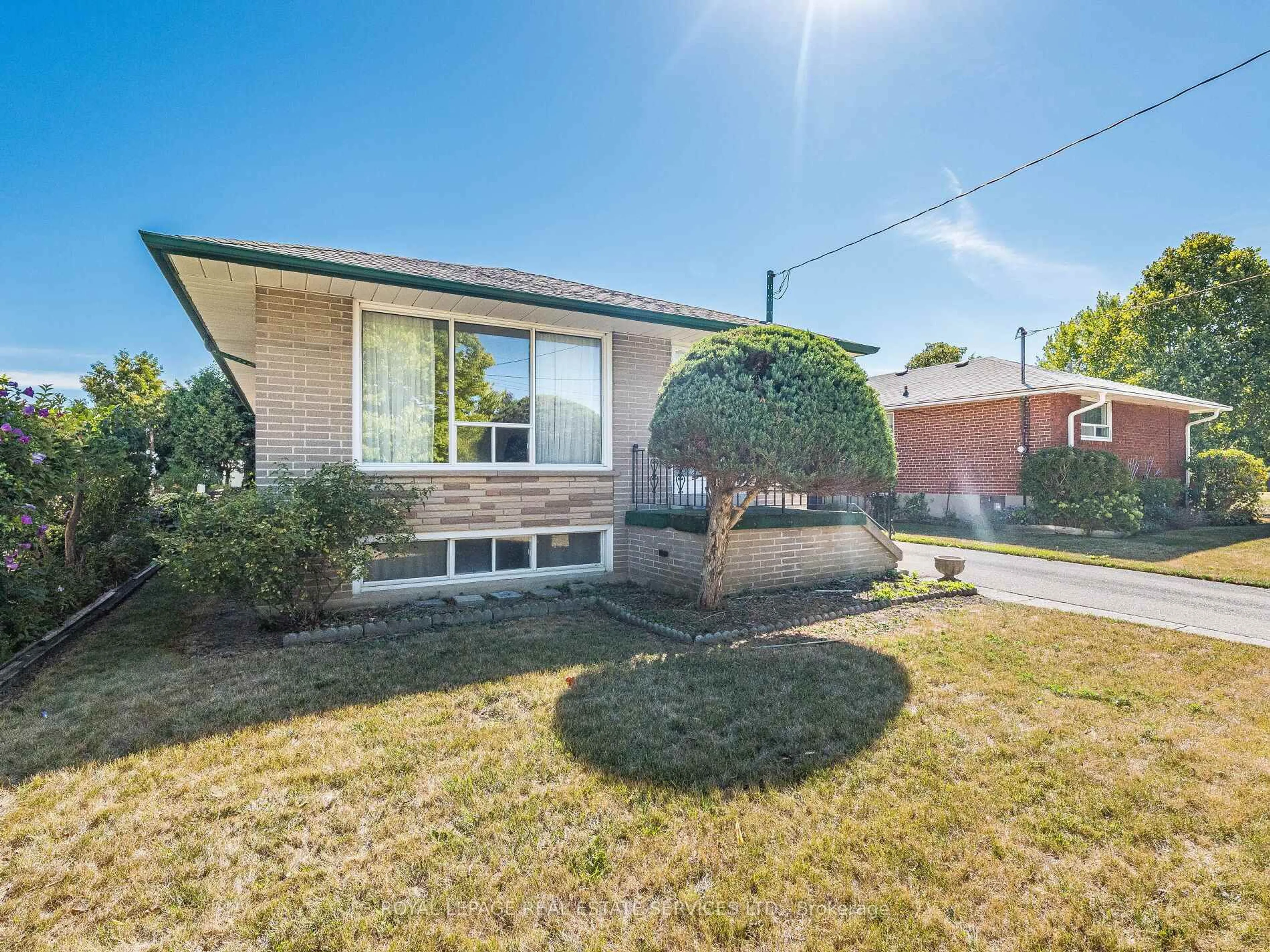 A pic from outside/outdoor area/front of a property/back of a property/a pic from drone, street for 15 Hughey Cres, Toronto Ontario M1K 2V3