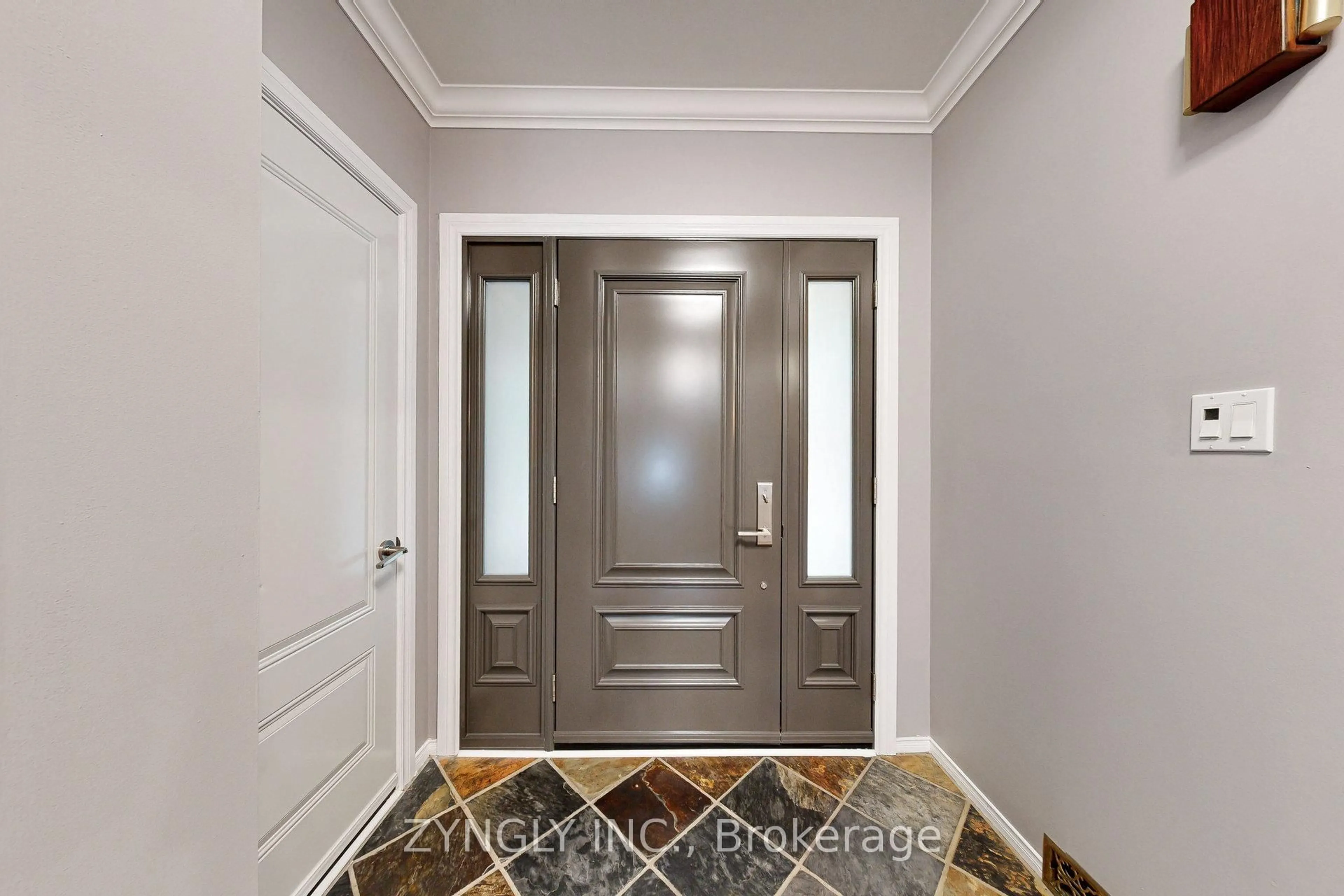 Indoor entryway for 914 Alanbury Cres, Pickering Ontario L1X 2S3