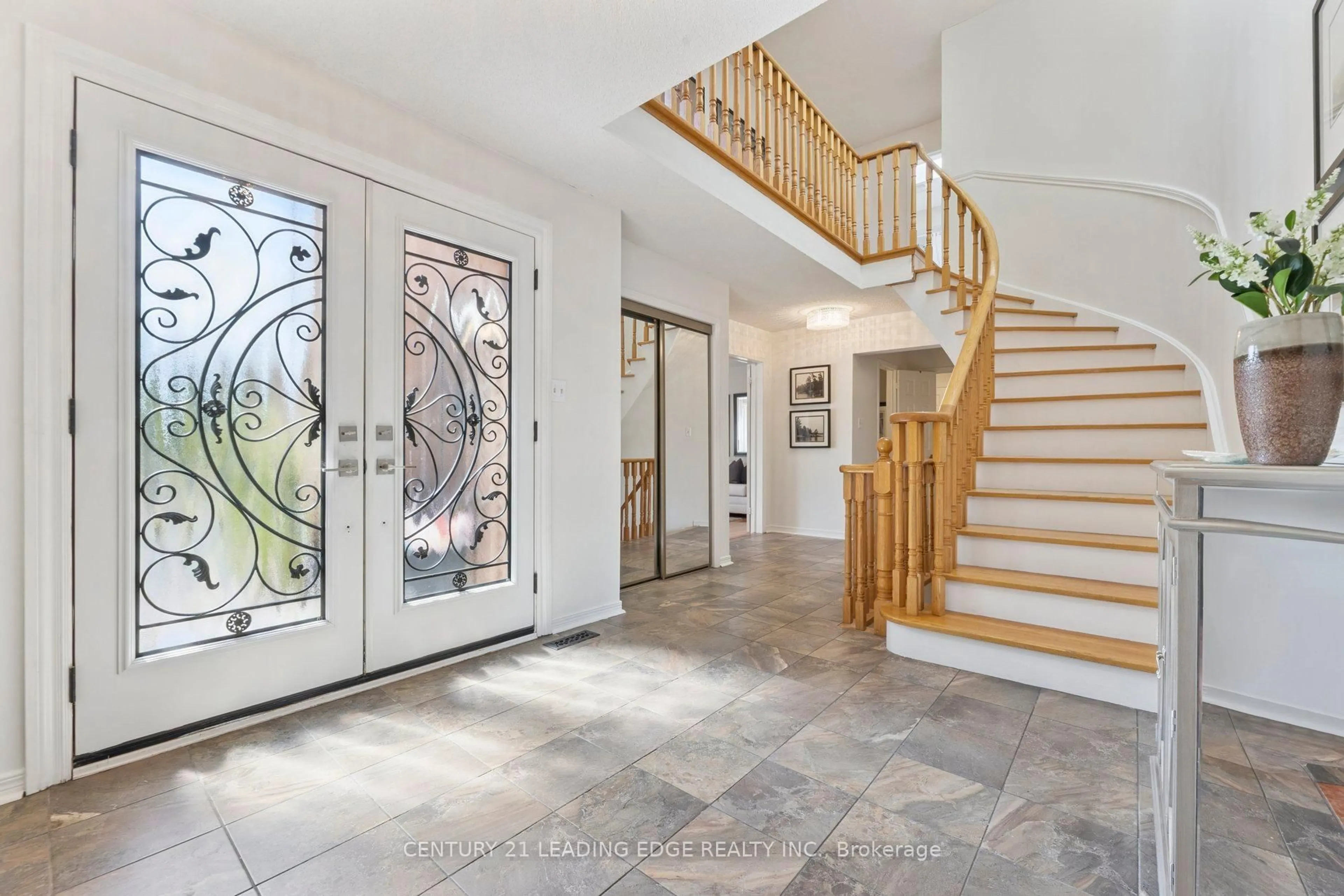 Indoor entryway for 25 Strawberry Hills Dr, Toronto Ontario M1V 3X9