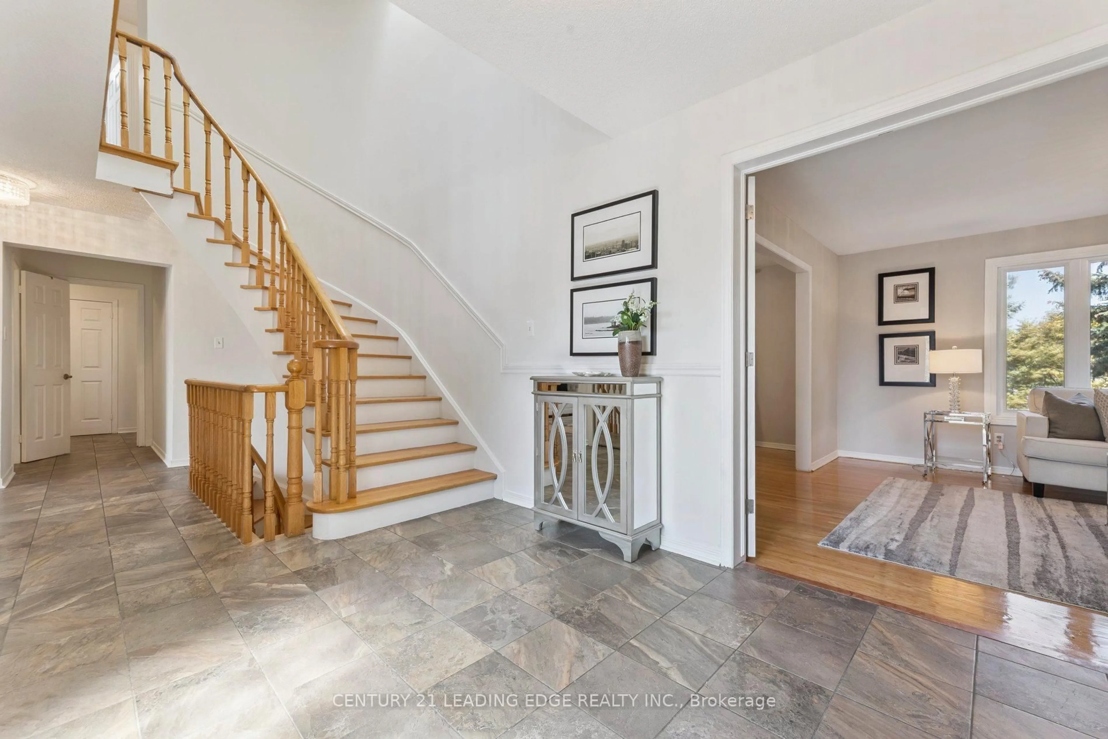 Indoor entryway for 25 Strawberry Hills Dr, Toronto Ontario M1V 3X9