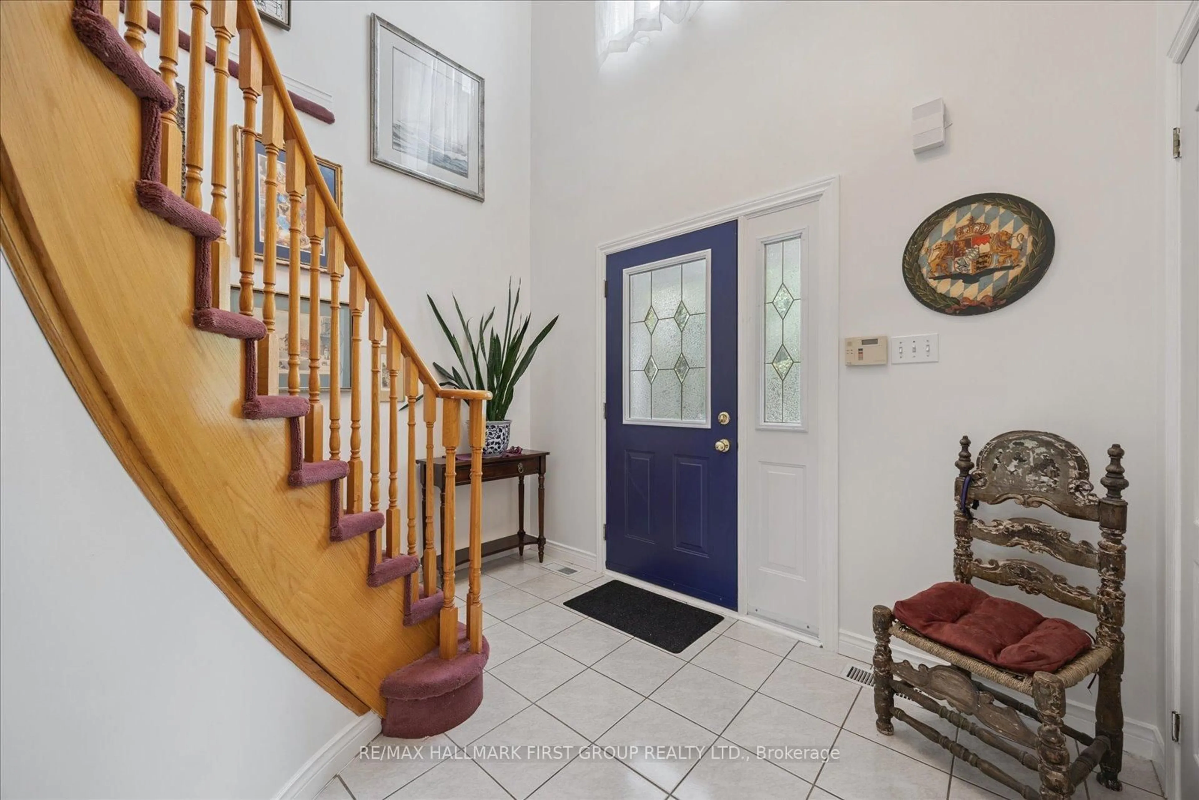 Indoor entryway for 412 Athol St, Whitby Ontario L1N 3Z6