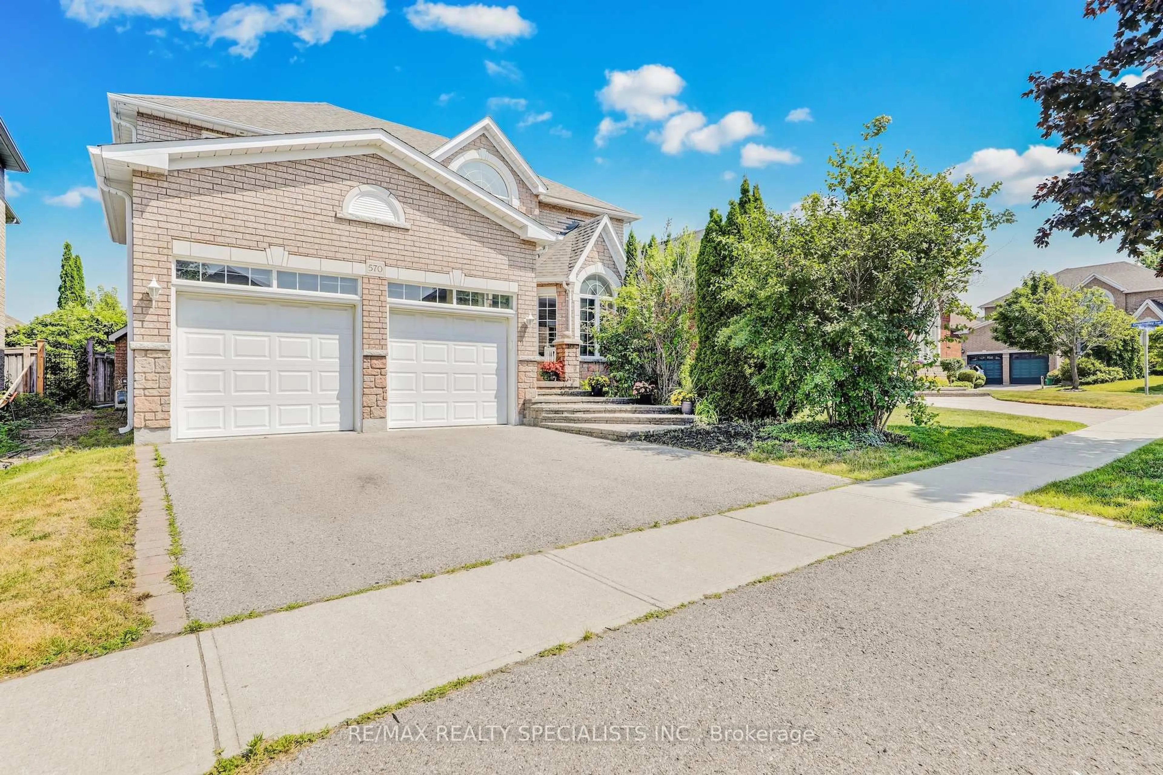 A pic from outside/outdoor area/front of a property/back of a property/a pic from drone, street for 570 Blackwood Blvd, Oshawa Ontario L1K 2N6