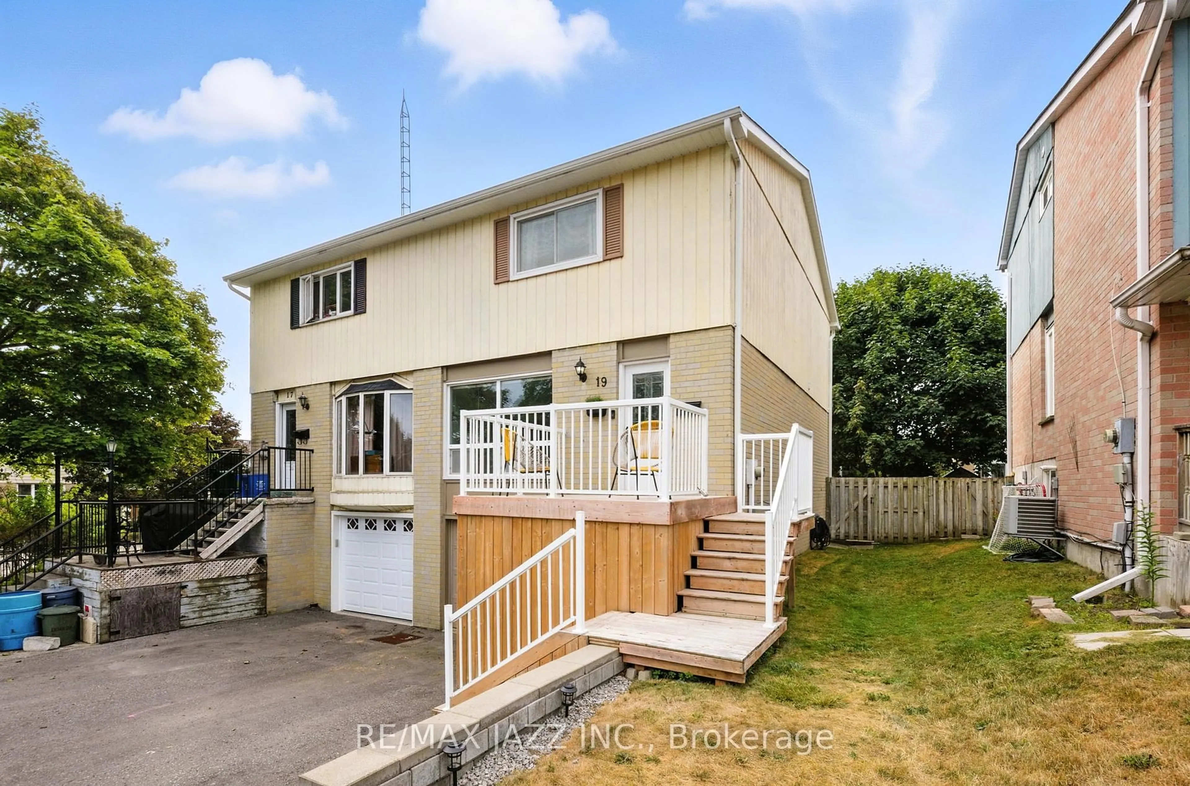 Home with vinyl exterior material, street for 19 Doreen Cres, Clarington Ontario L1C 3W6