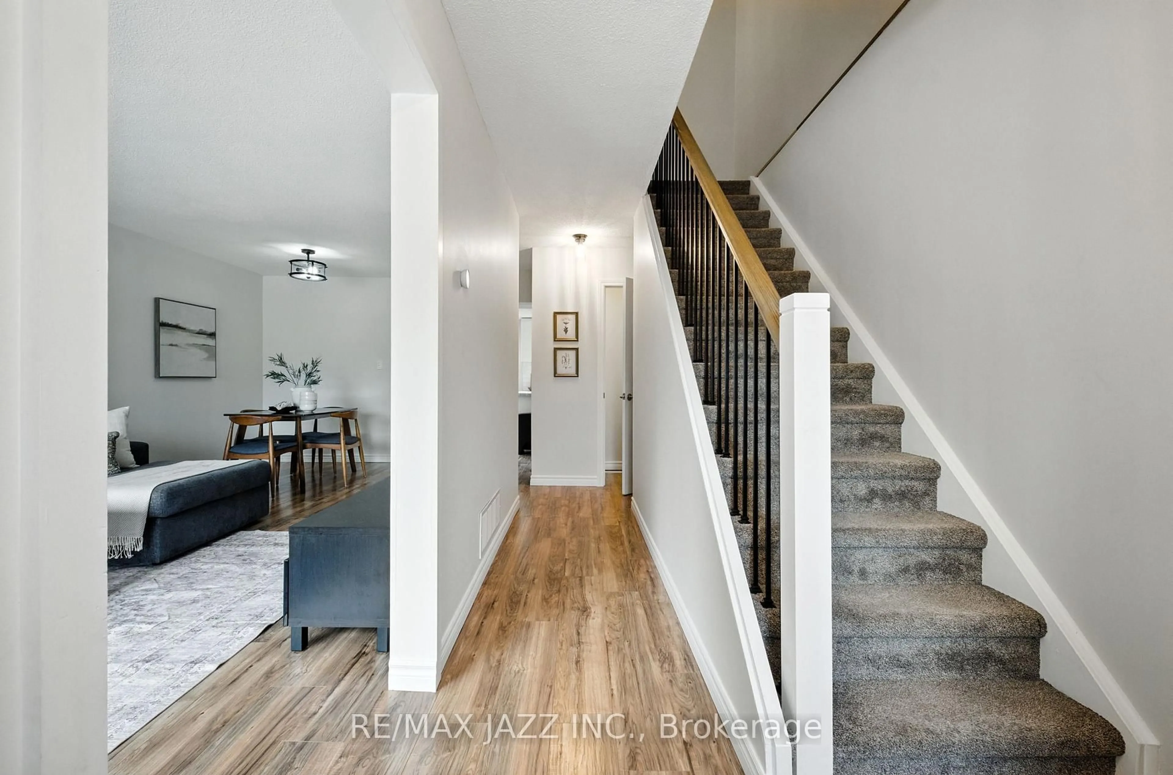 Indoor entryway for 19 Doreen Cres, Clarington Ontario L1C 3W6