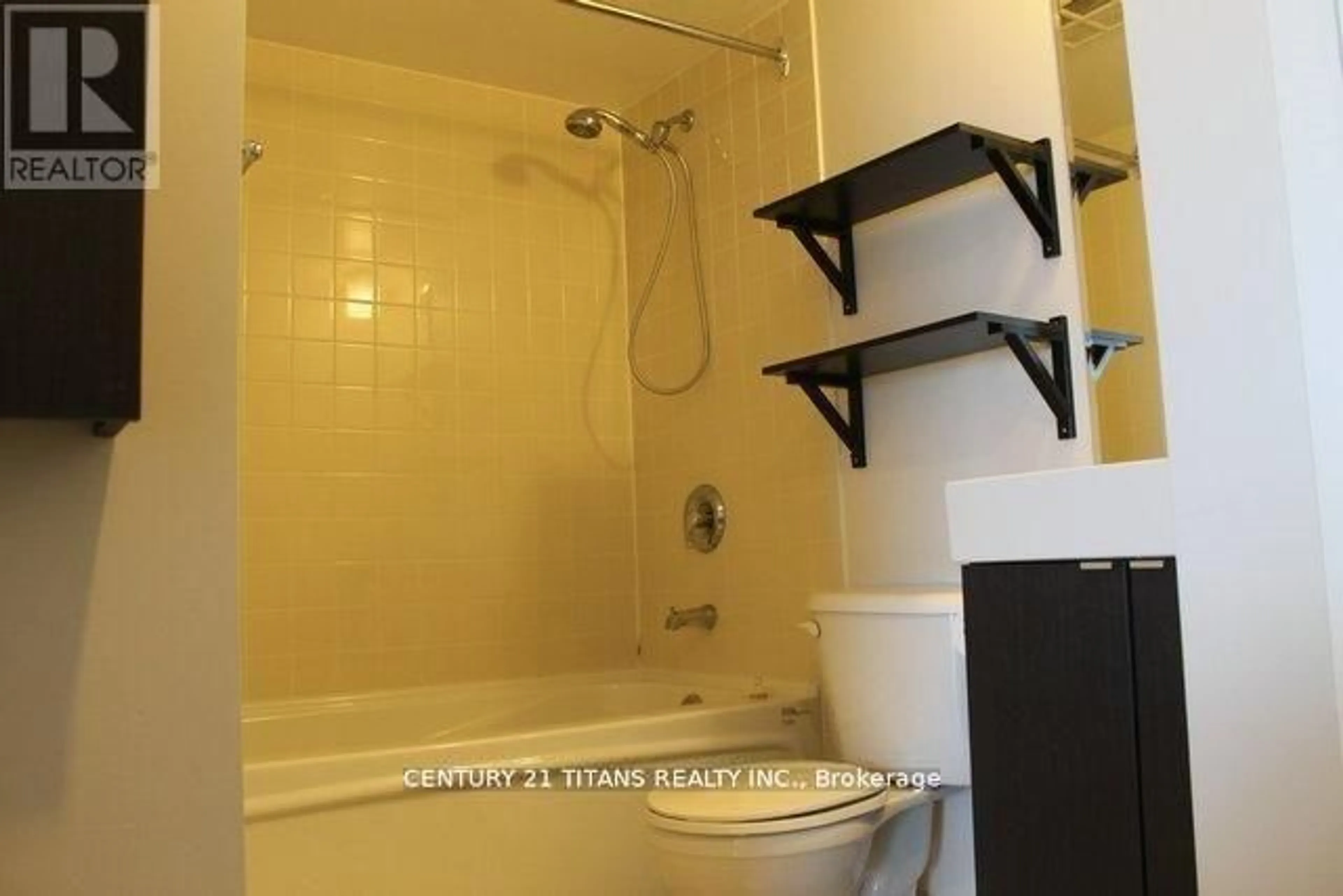 Standard bathroom, unknown for 36 Lee Centre Dr #2015, Toronto Ontario M1H 3J1