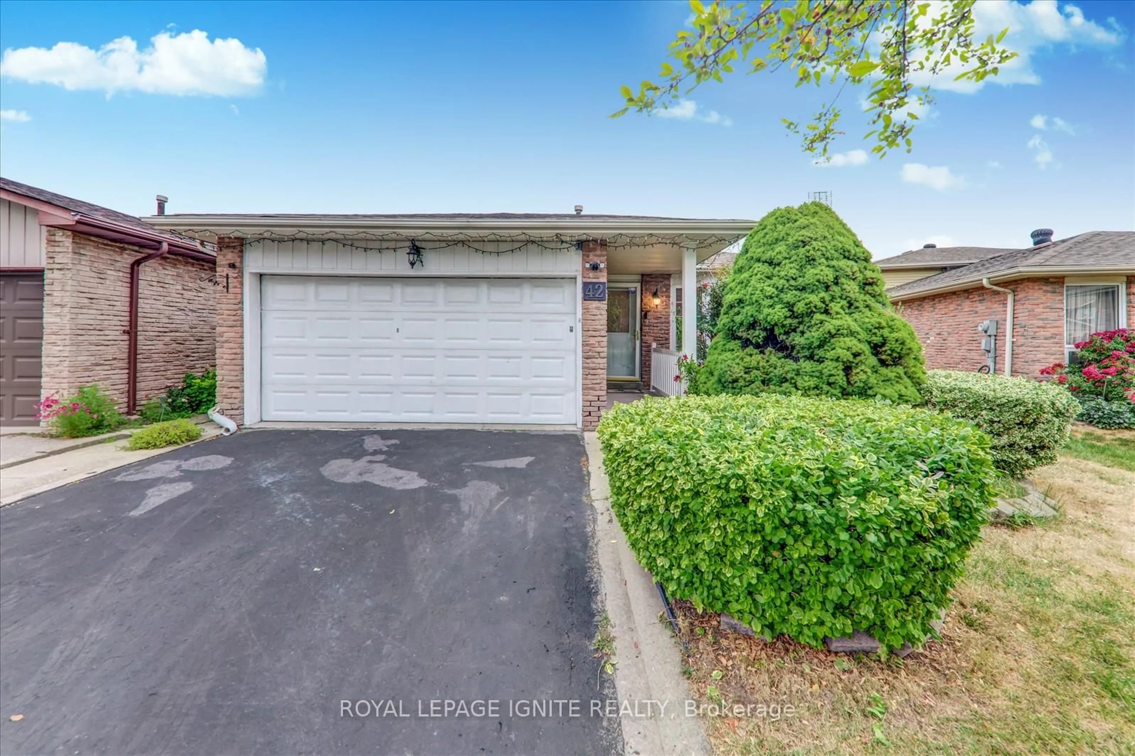 A pic from outside/outdoor area/front of a property/back of a property/a pic from drone, water/lake/river/ocean view for 42 Fireside Dr, Toronto Ontario M1B 2E9