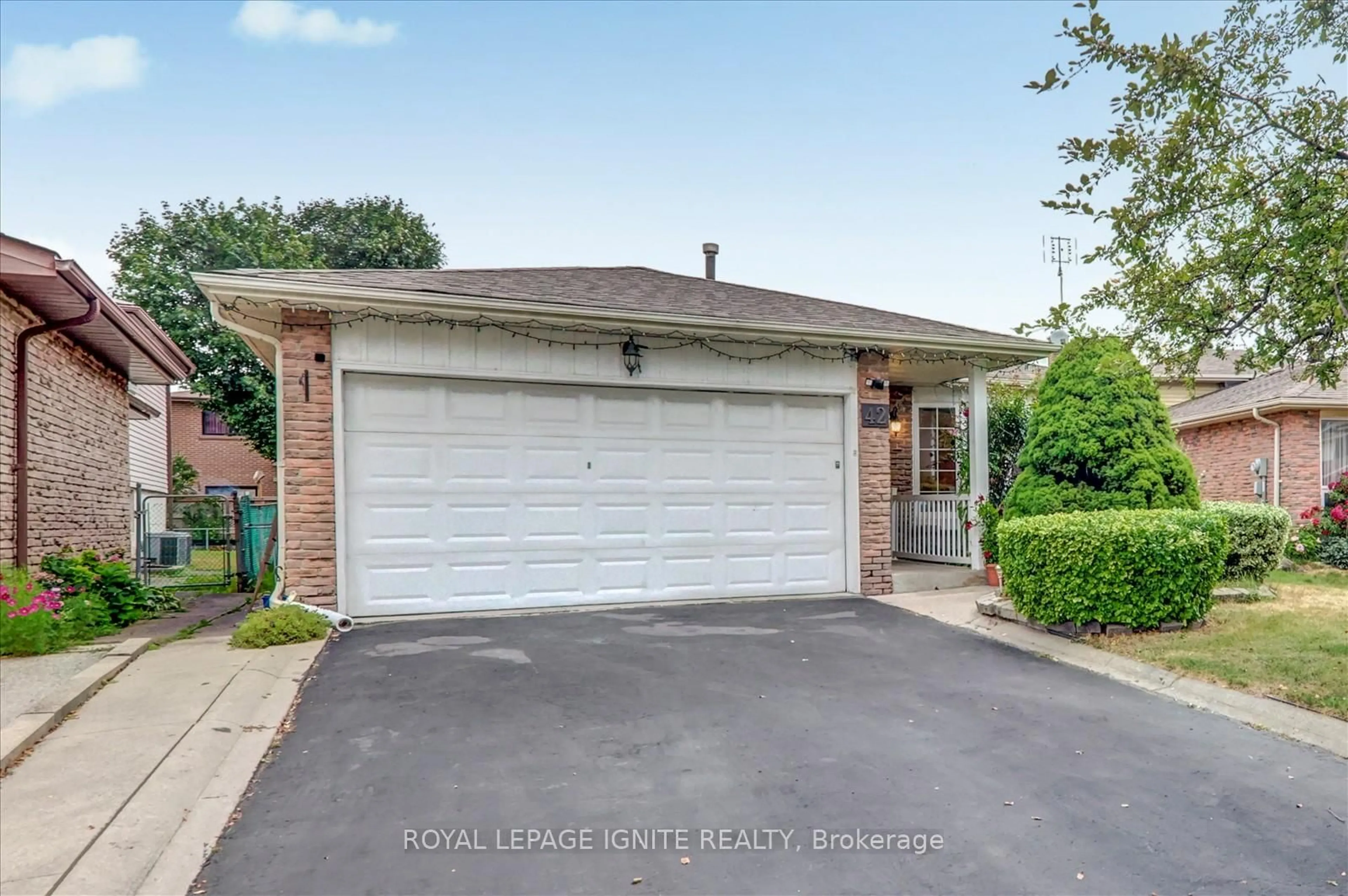 Indoor garage for 42 Fireside Dr, Toronto Ontario M1B 2E9