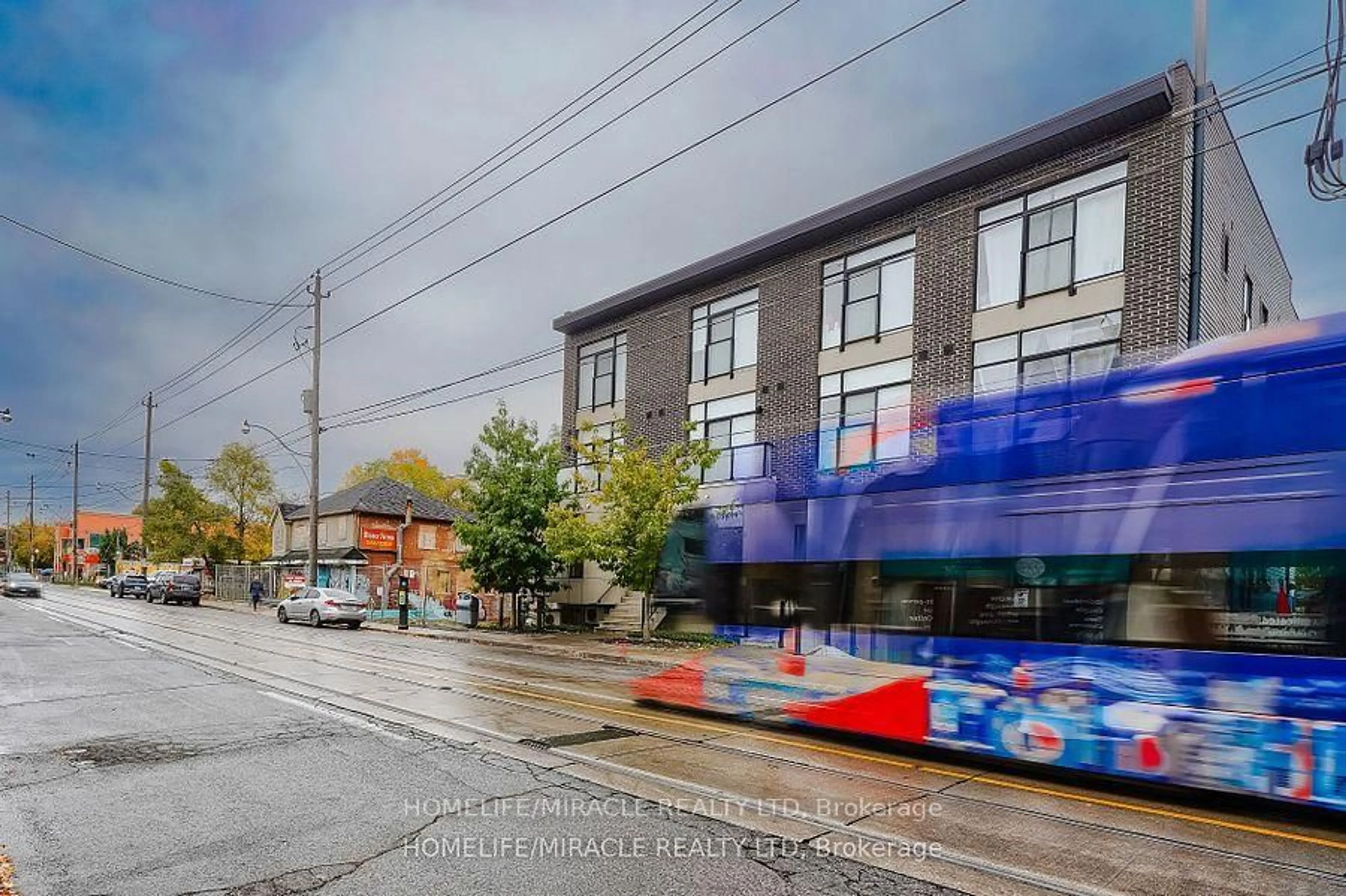 Blurry image for 1331 Gerrard St #2, Toronto Ontario M4L 1Y8