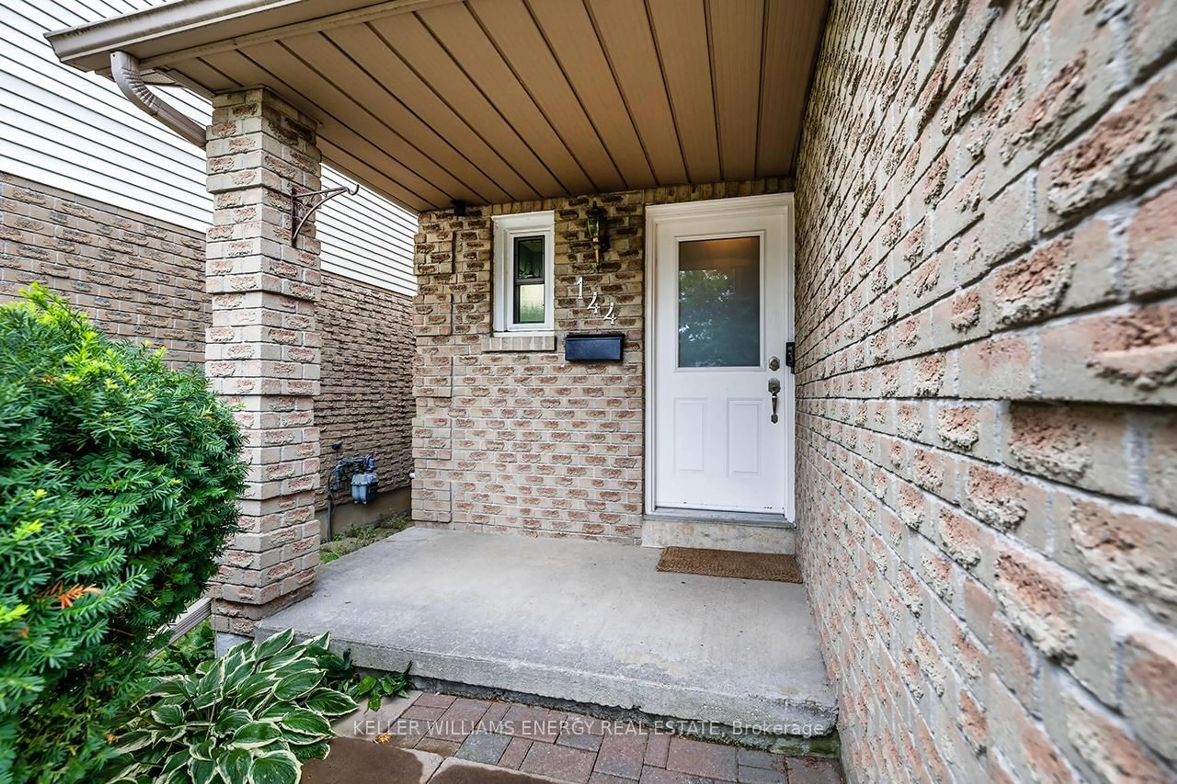 Indoor entryway for 144 Sagebrush St, Oshawa Ontario L1J 7X3