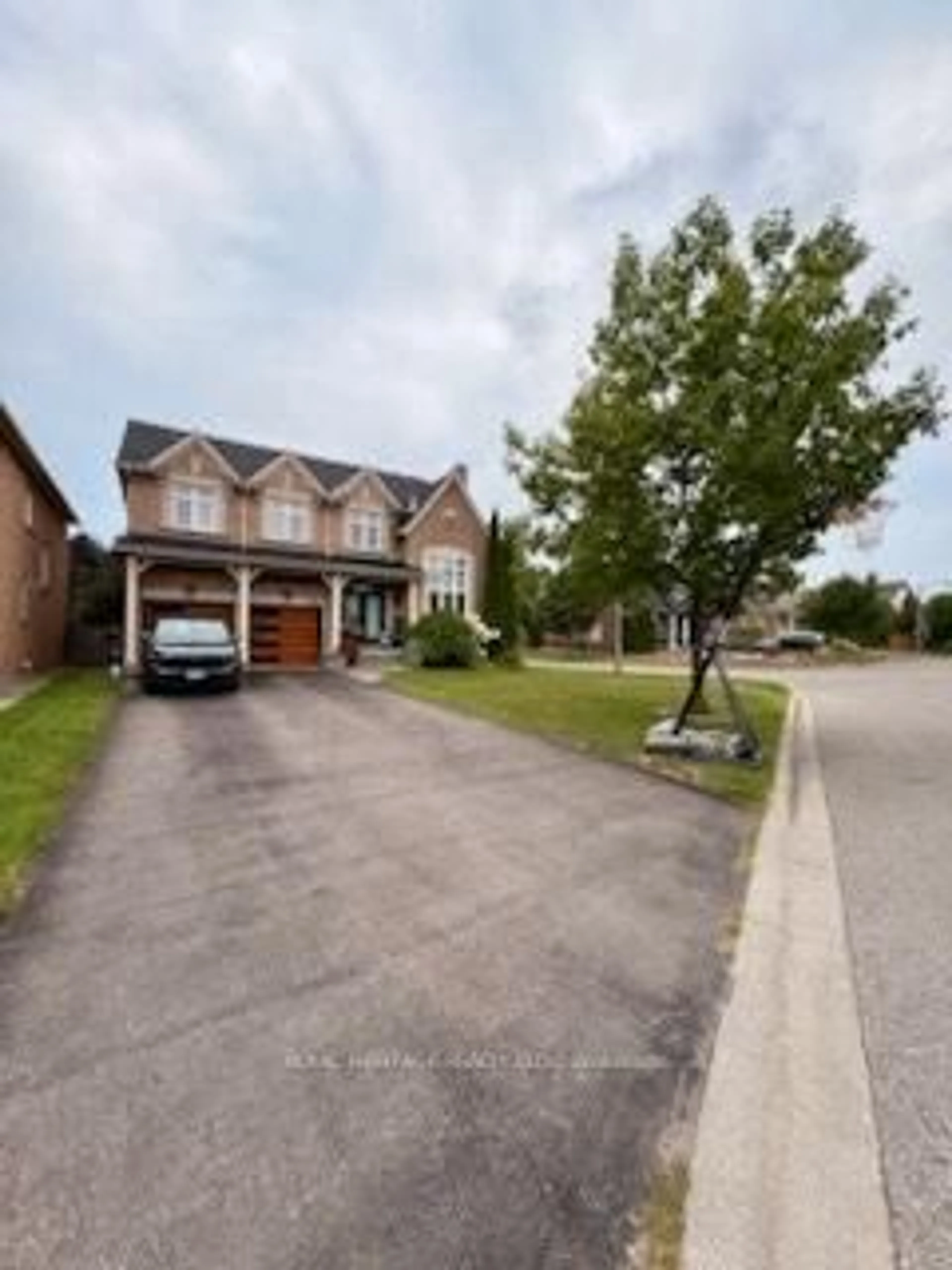 A pic from outside/outdoor area/front of a property/back of a property/a pic from drone, street for 846 Hanmore Crt, Oshawa Ontario L1K 0C5