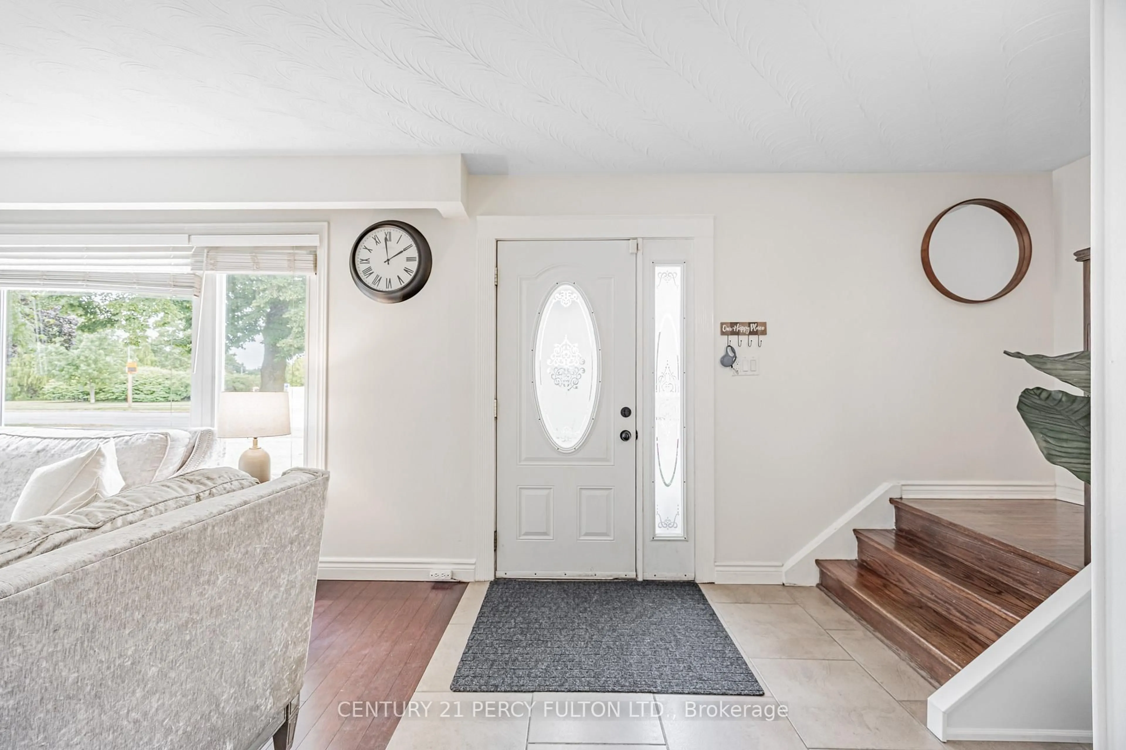 Indoor entryway for 904 Somerville St, Oshawa Ontario L1G 4J7
