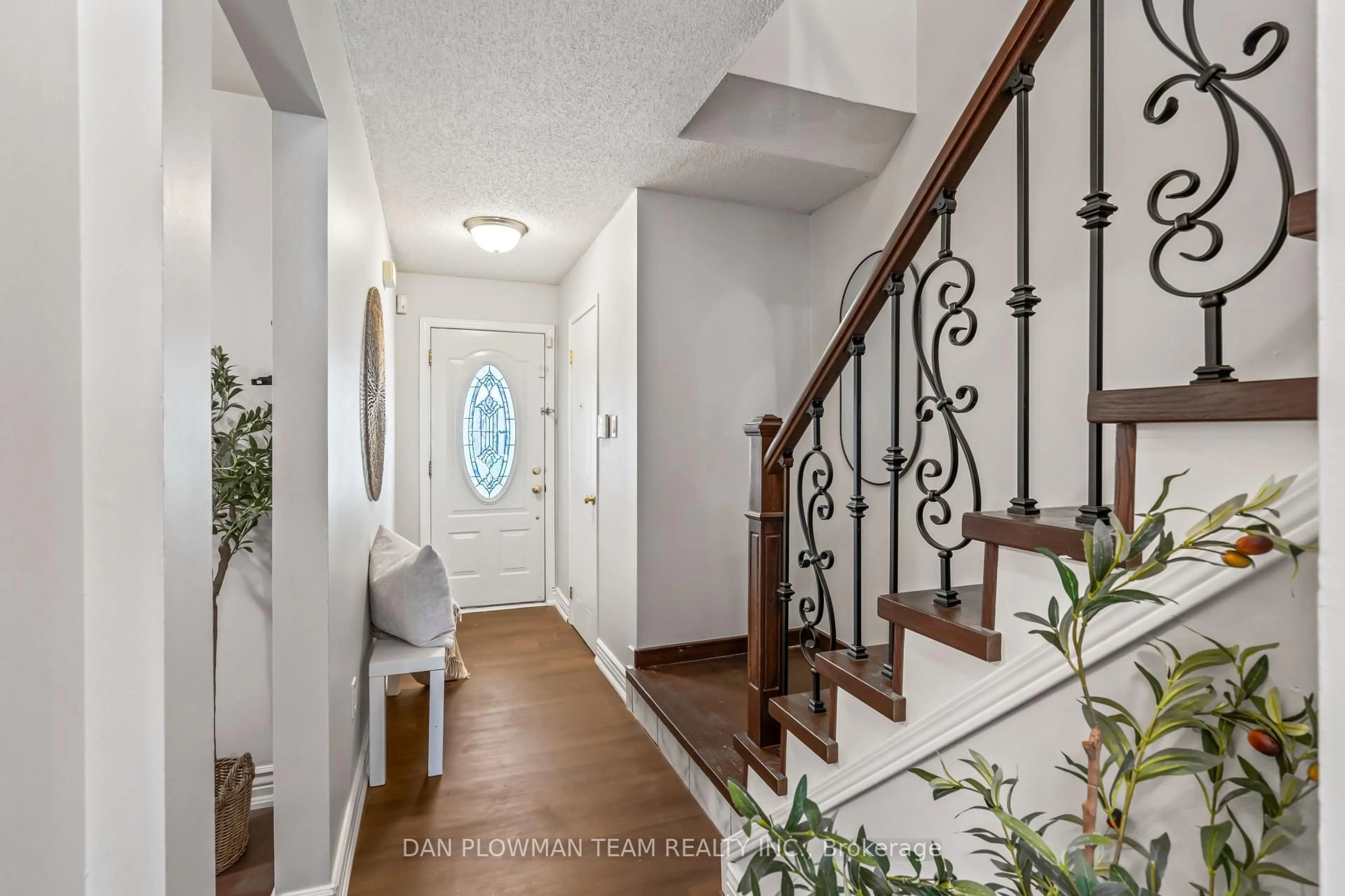 Indoor entryway for 9 Schilling Crt, Whitby Ontario L1N 8X7