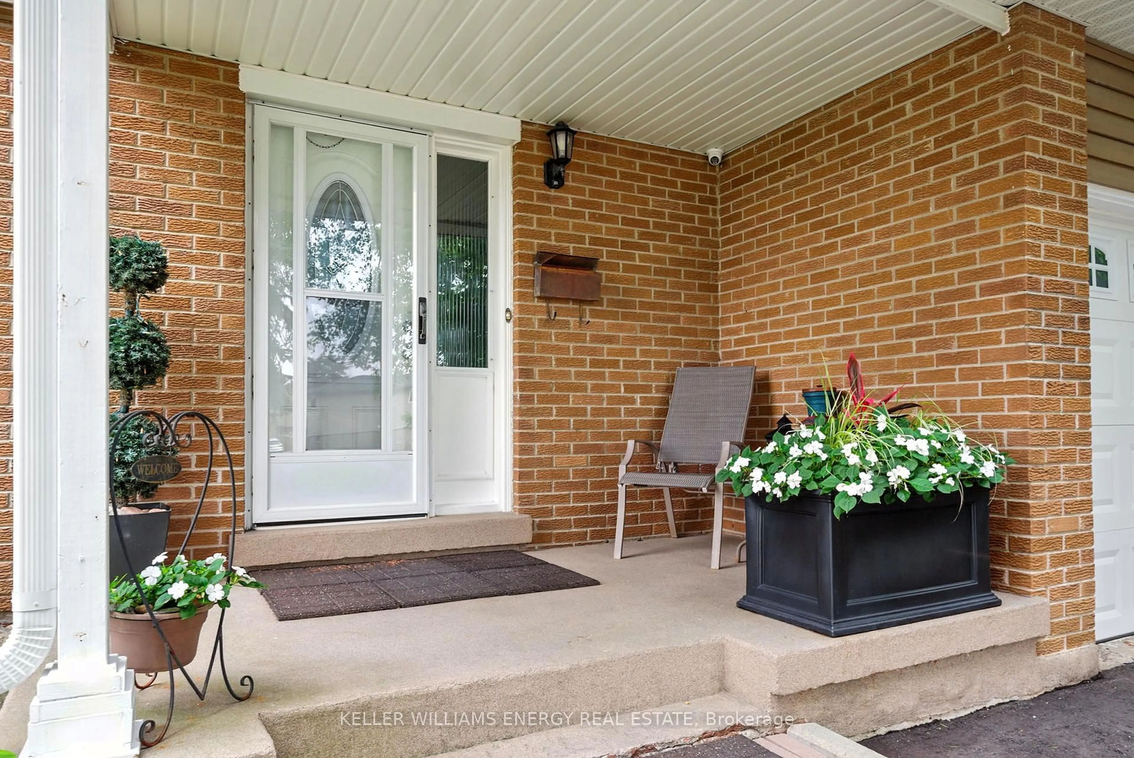 Indoor entryway for 667 Fife Crt, Oshawa Ontario L1J 3C5