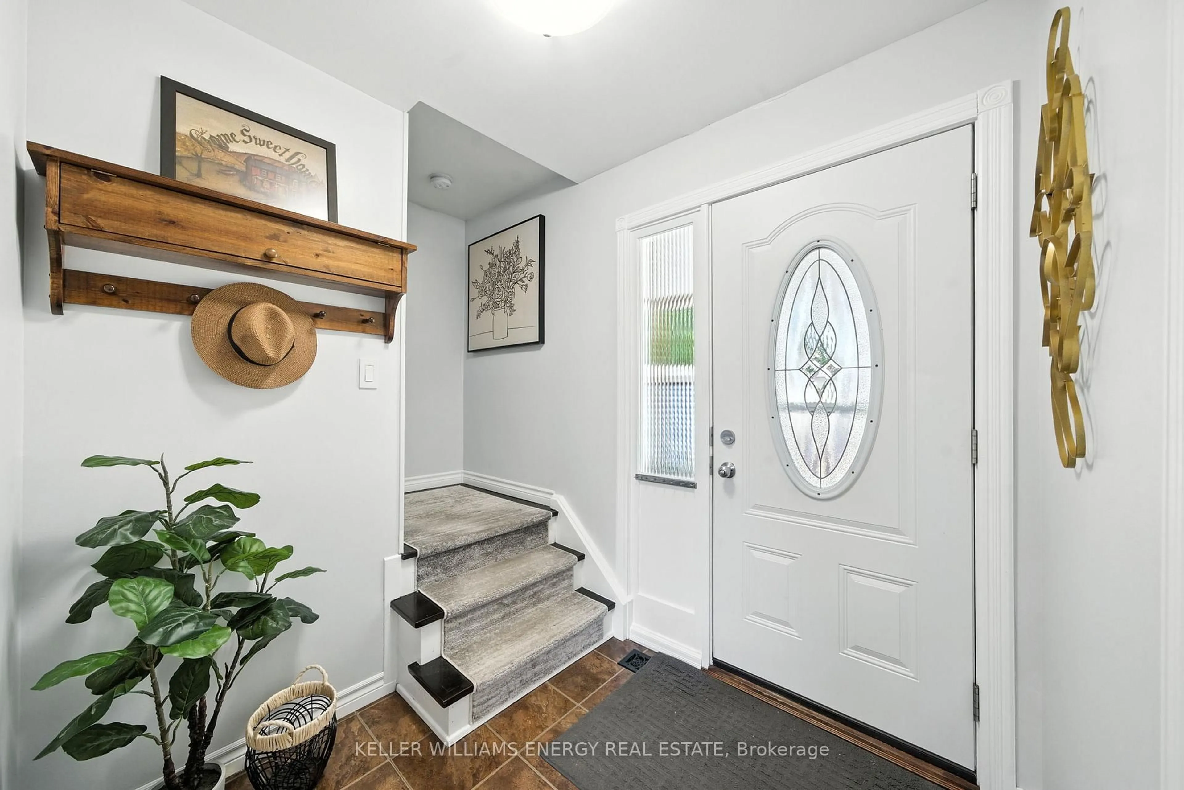 Indoor entryway for 667 Fife Crt, Oshawa Ontario L1J 3C5