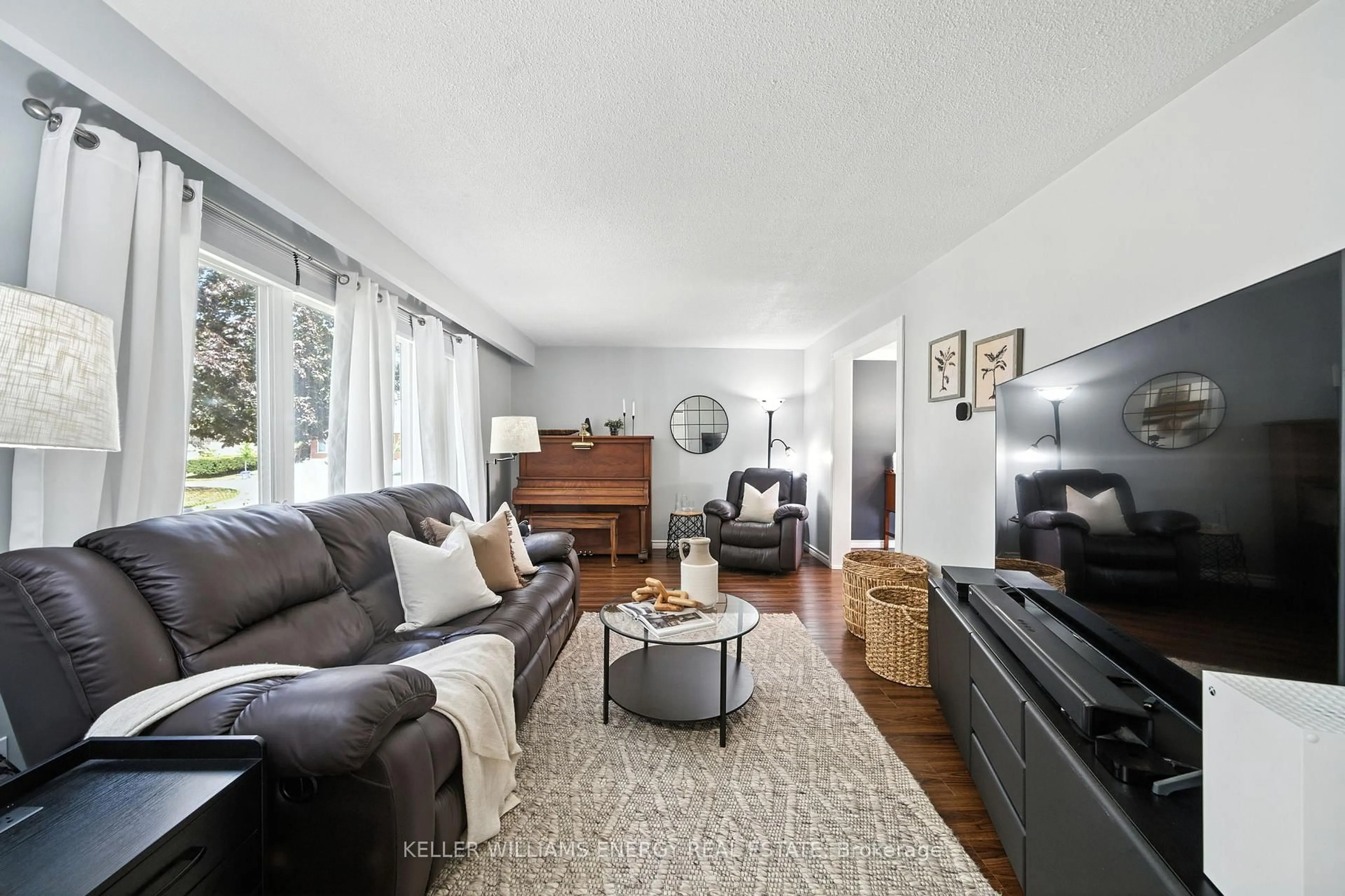 Living room with furniture, unknown for 667 Fife Crt, Oshawa Ontario L1J 3C5
