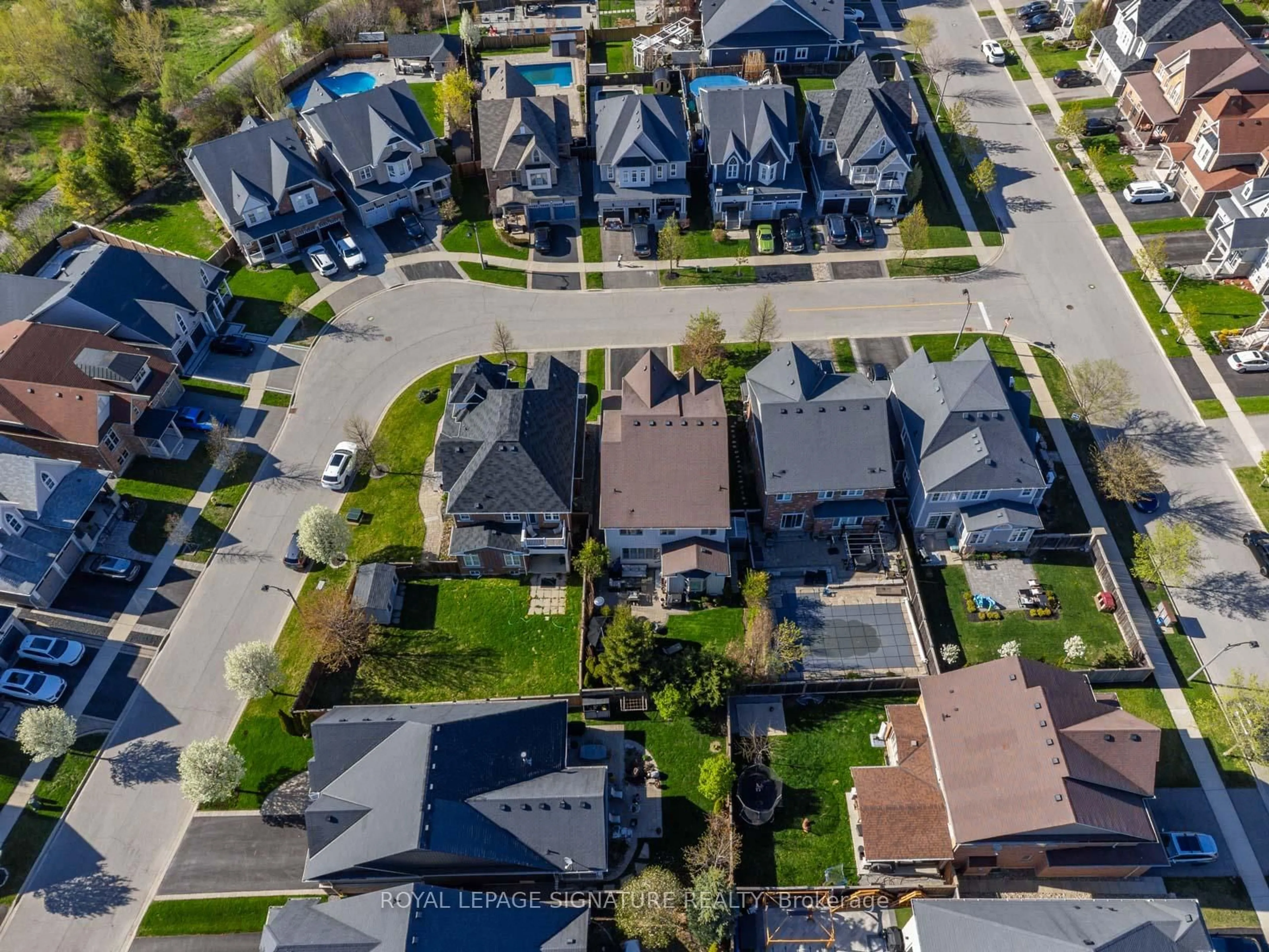 A pic from outside/outdoor area/front of a property/back of a property/a pic from drone, street for 6 Jarrow Cres, Whitby Ontario L1M 0G9